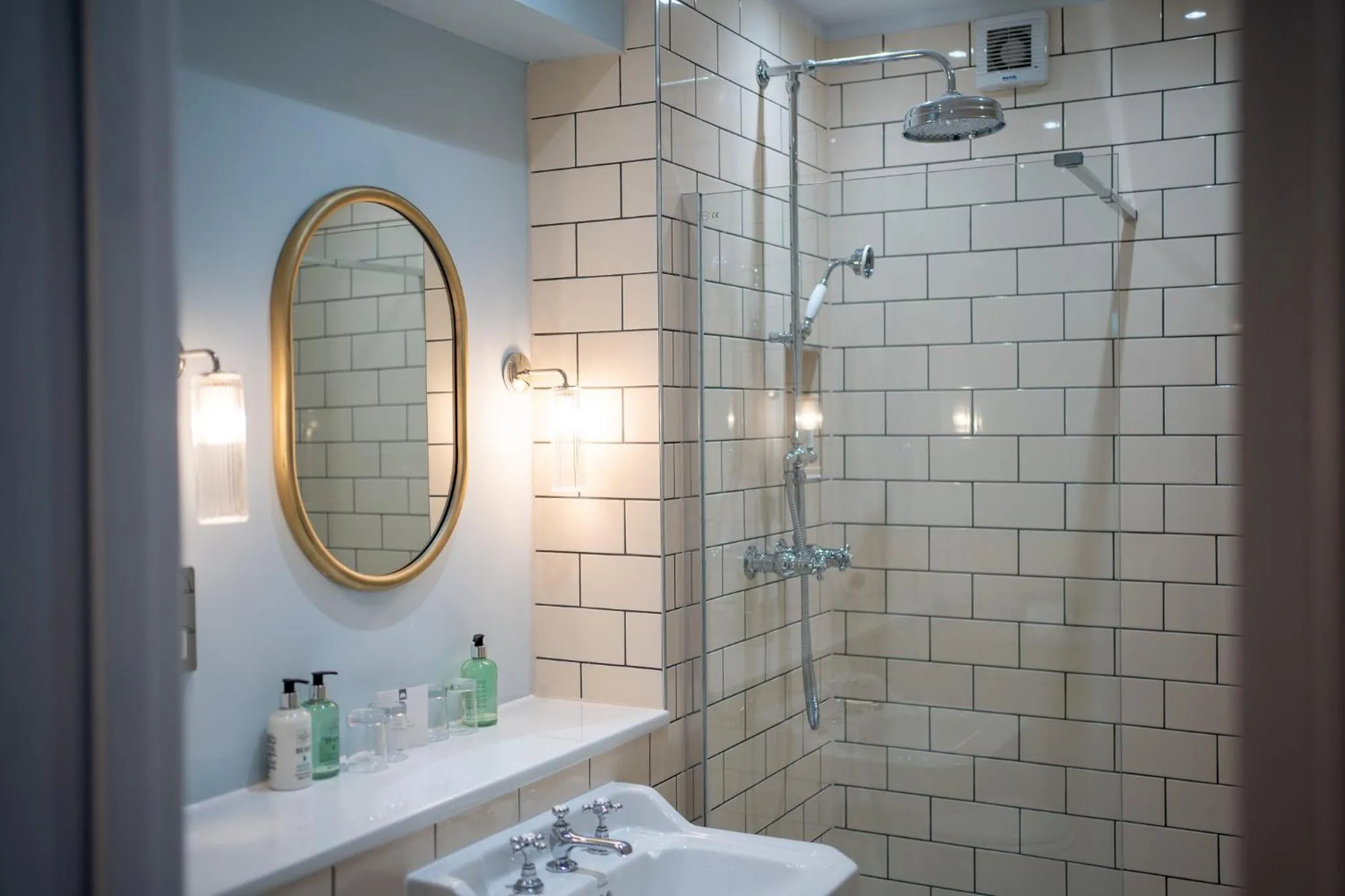 Shower in The Royal Lion Hotel