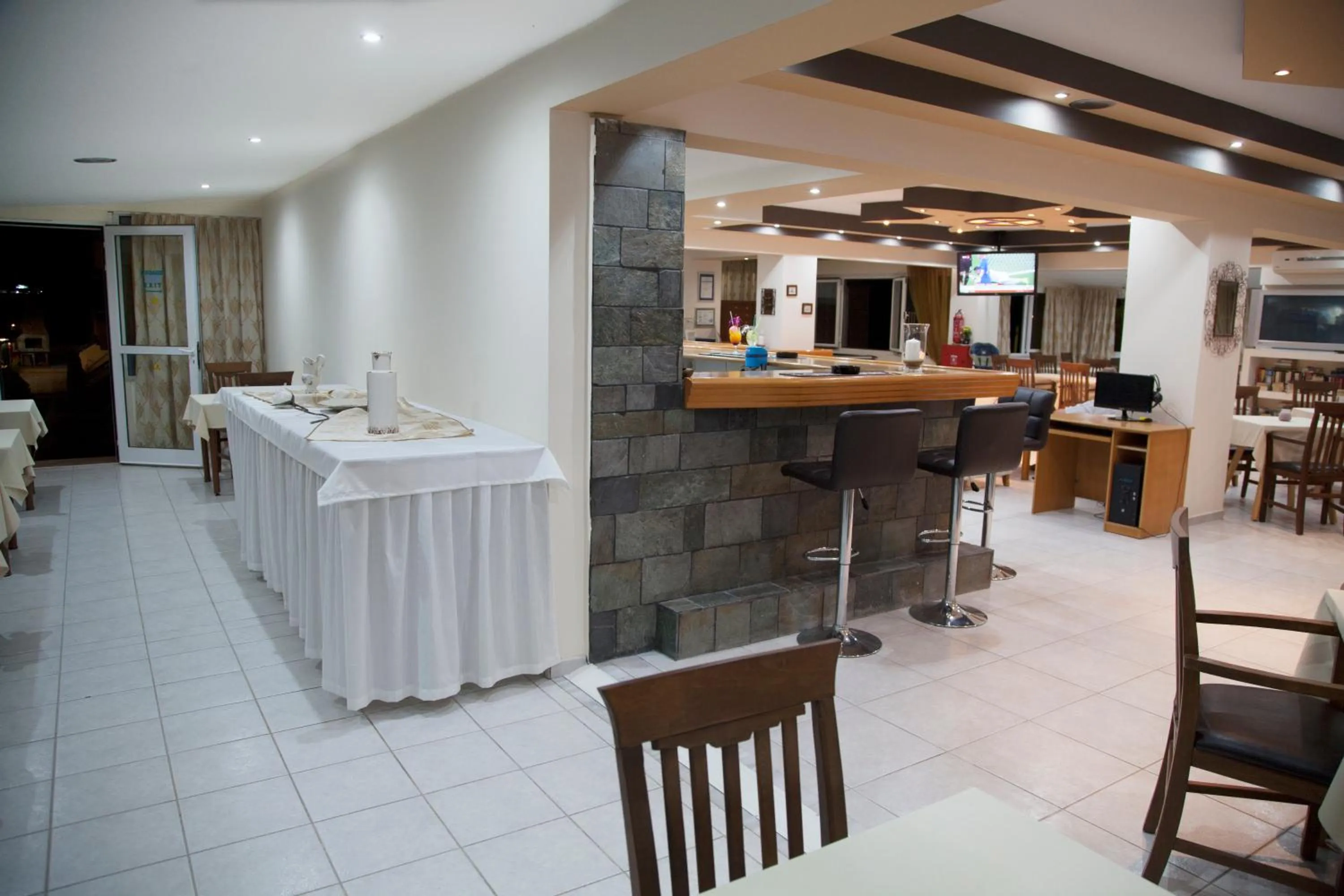 Lounge or bar in Hotel Athinoula