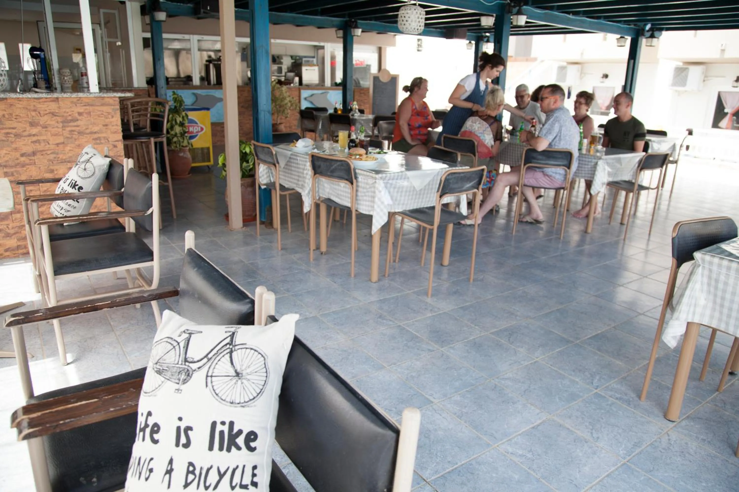 Restaurant/places to eat in Hotel Athinoula