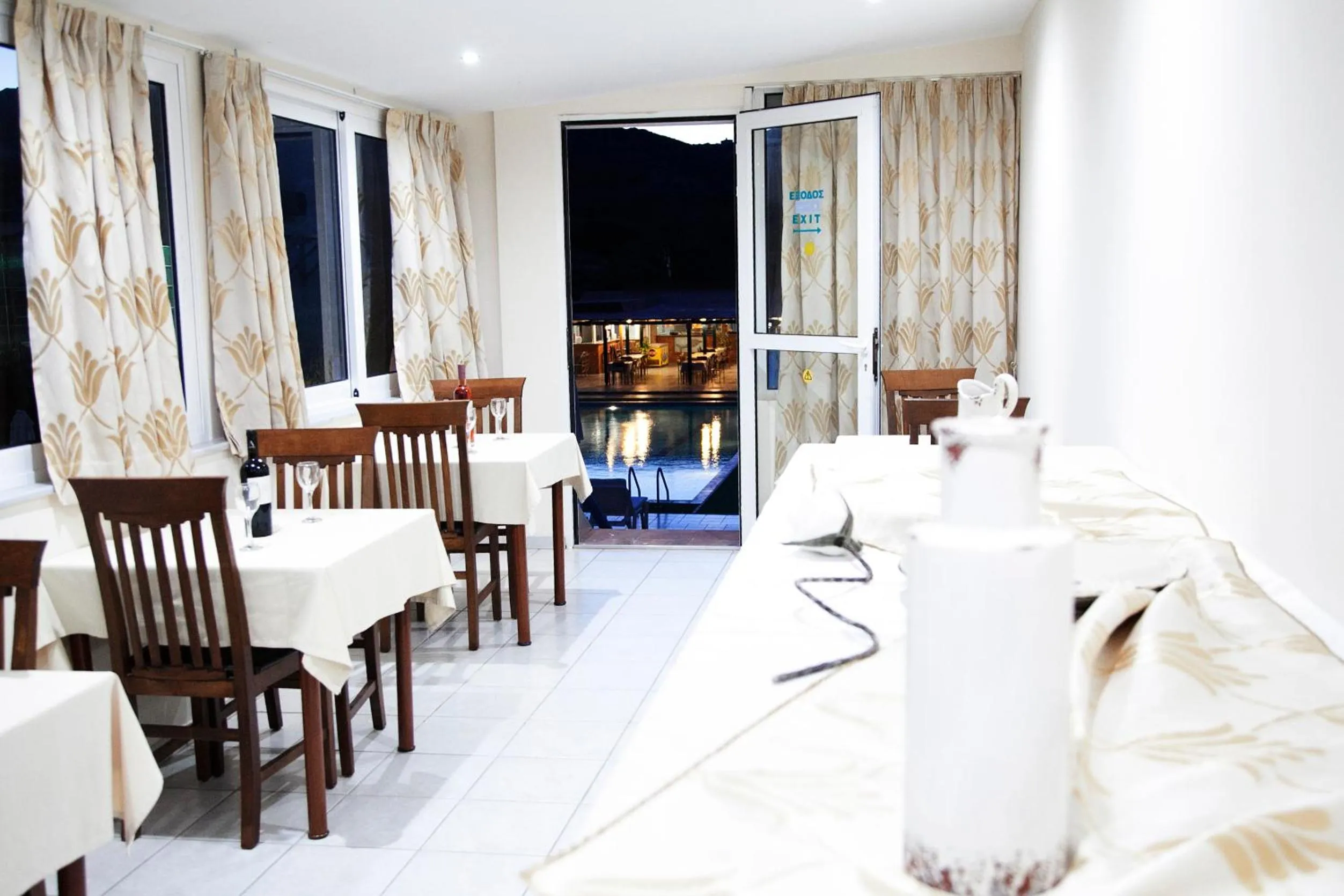 Restaurant/places to eat in Hotel Athinoula