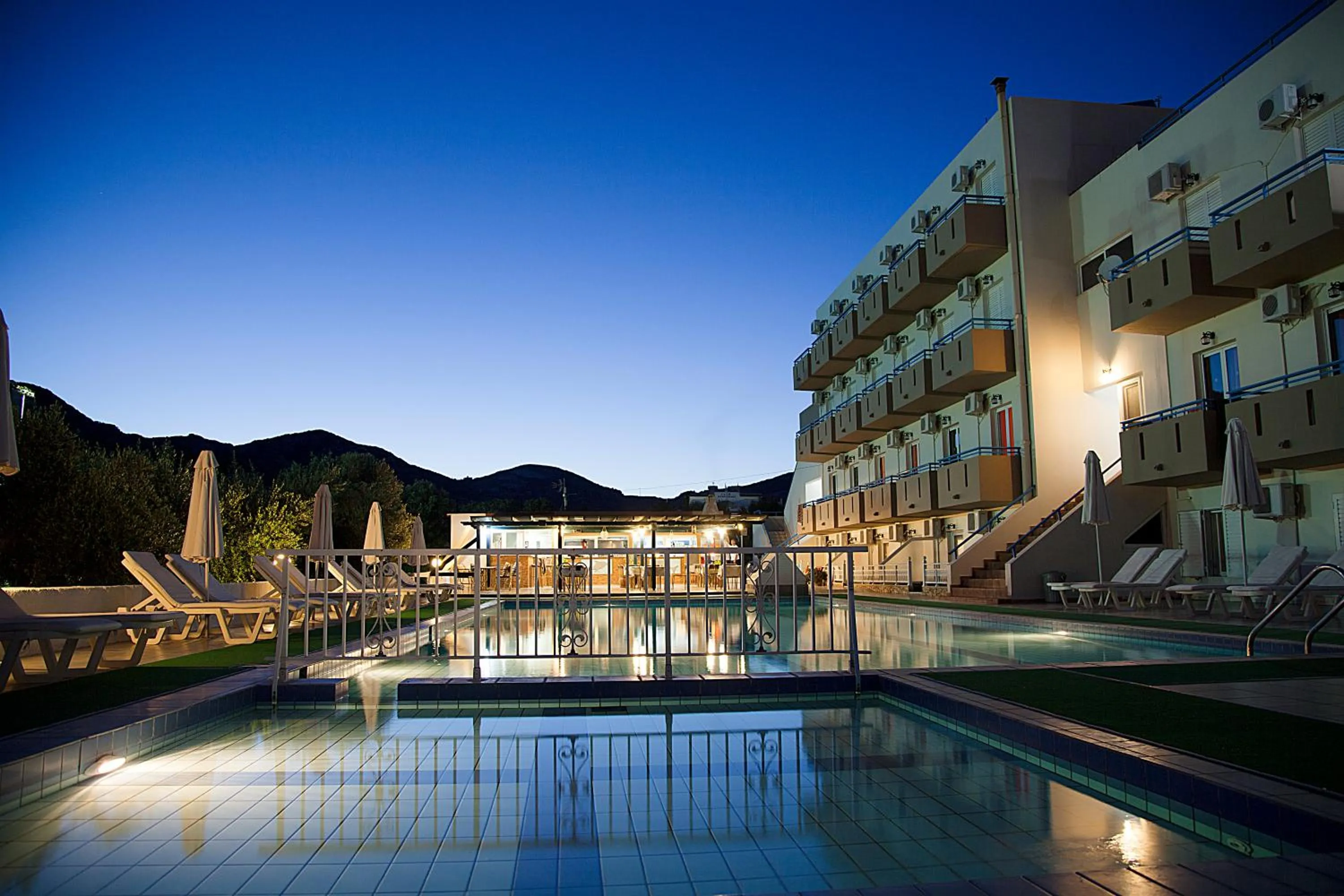 Restaurant/places to eat in Hotel Athinoula