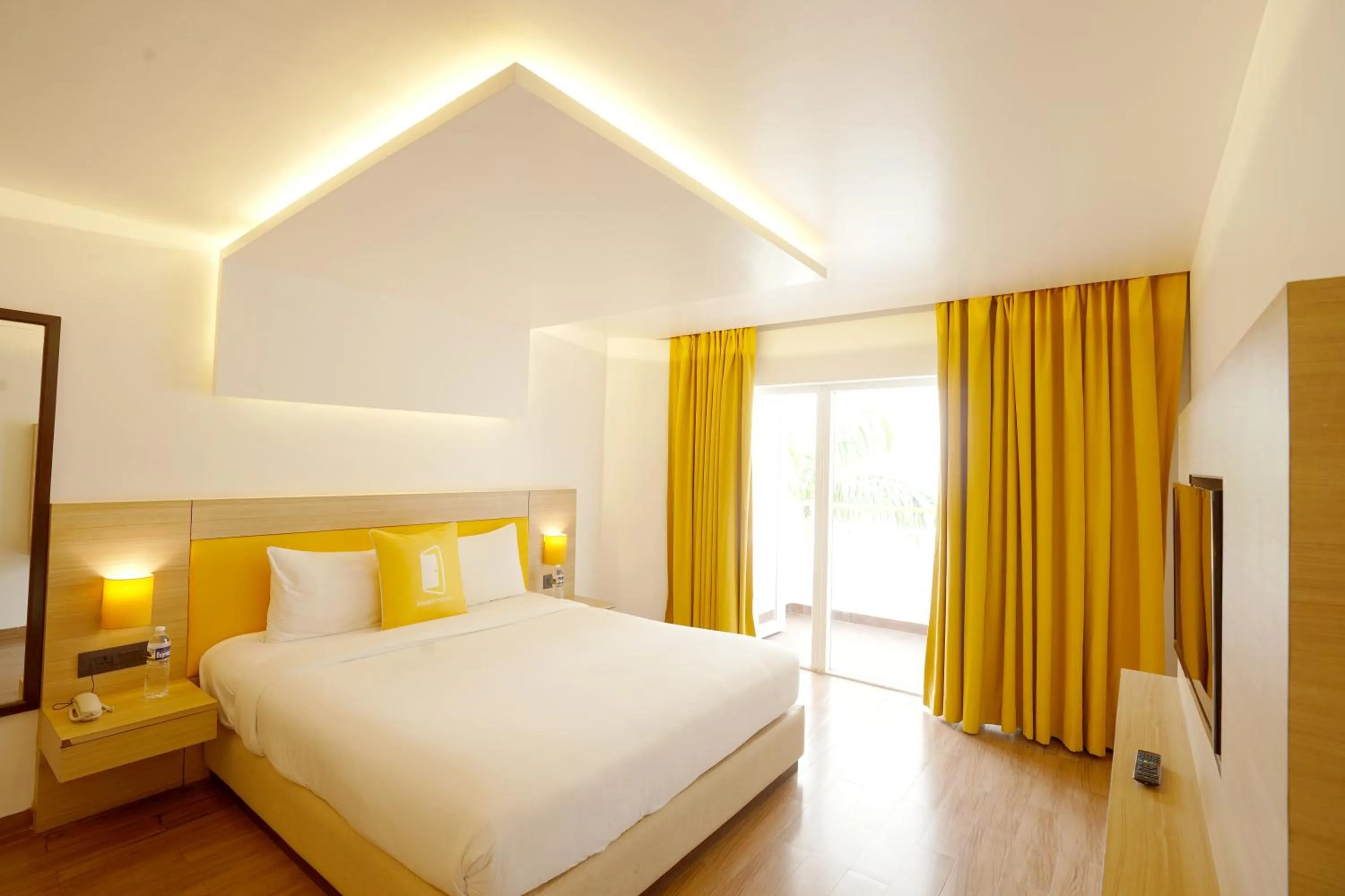 Photo of the whole room, Bed in BloomSuites l Calangute