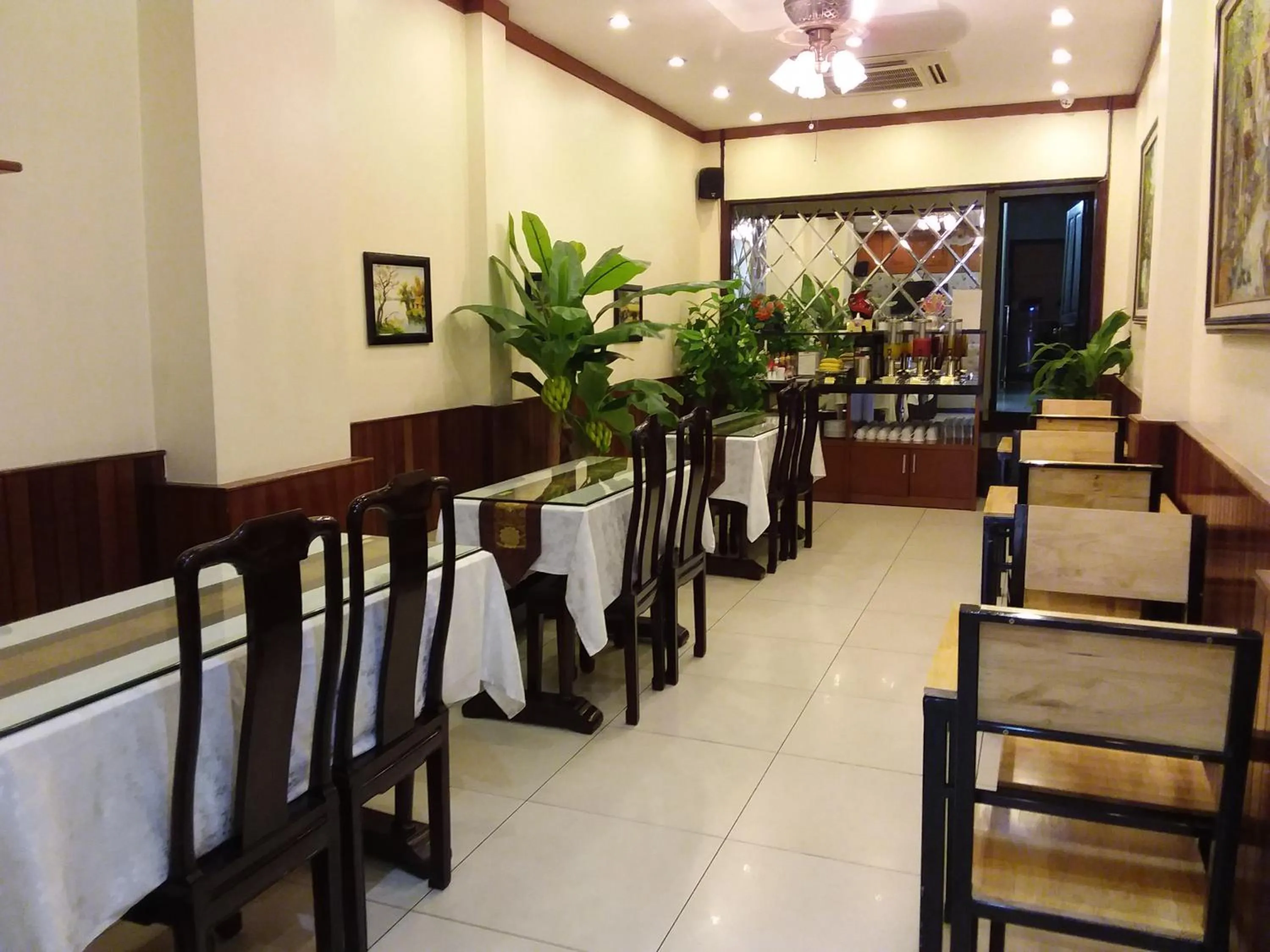 Restaurant/places to eat in Hanoi Golden Charm Hotel
