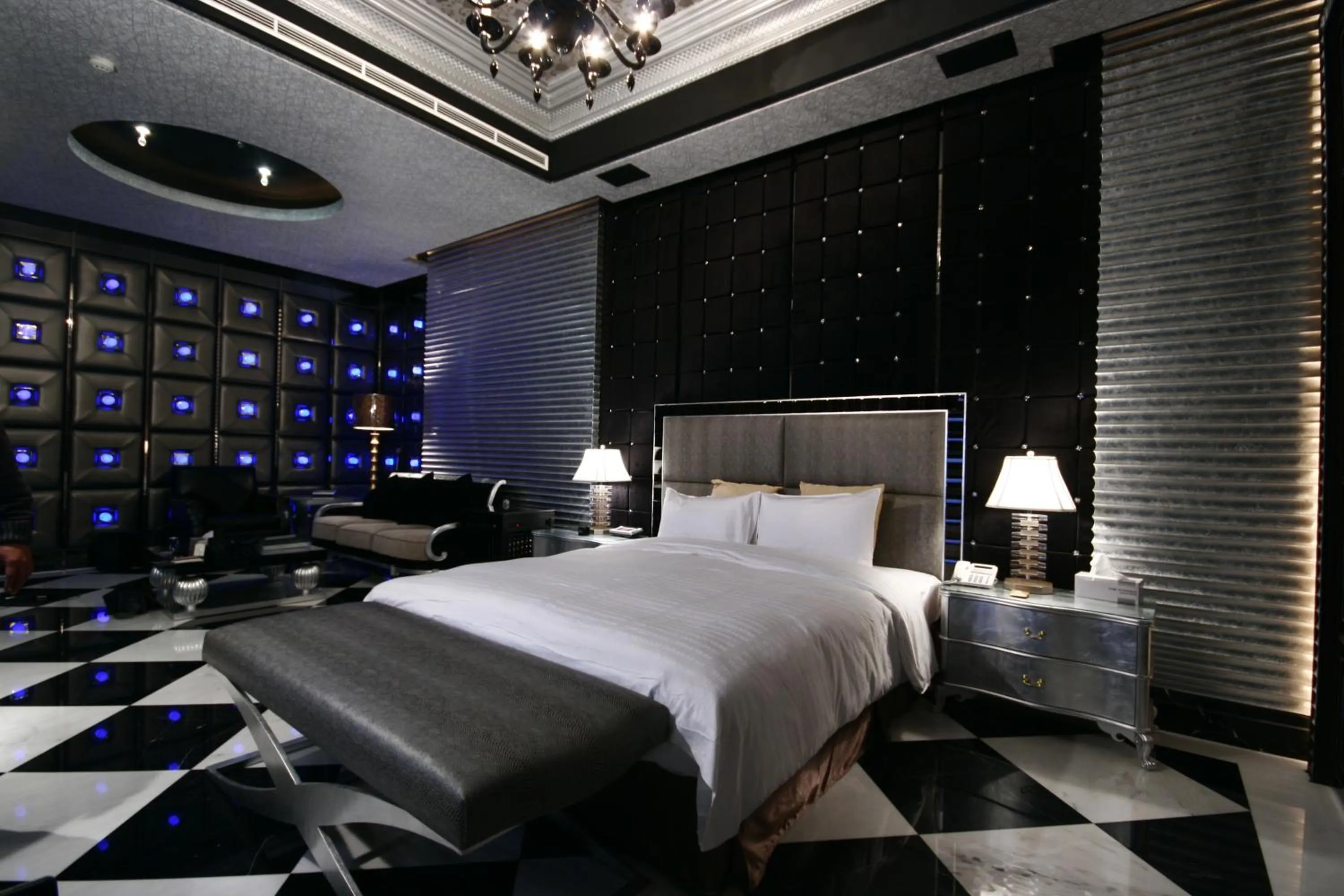 Bed in The Yorker Deluxe Motel