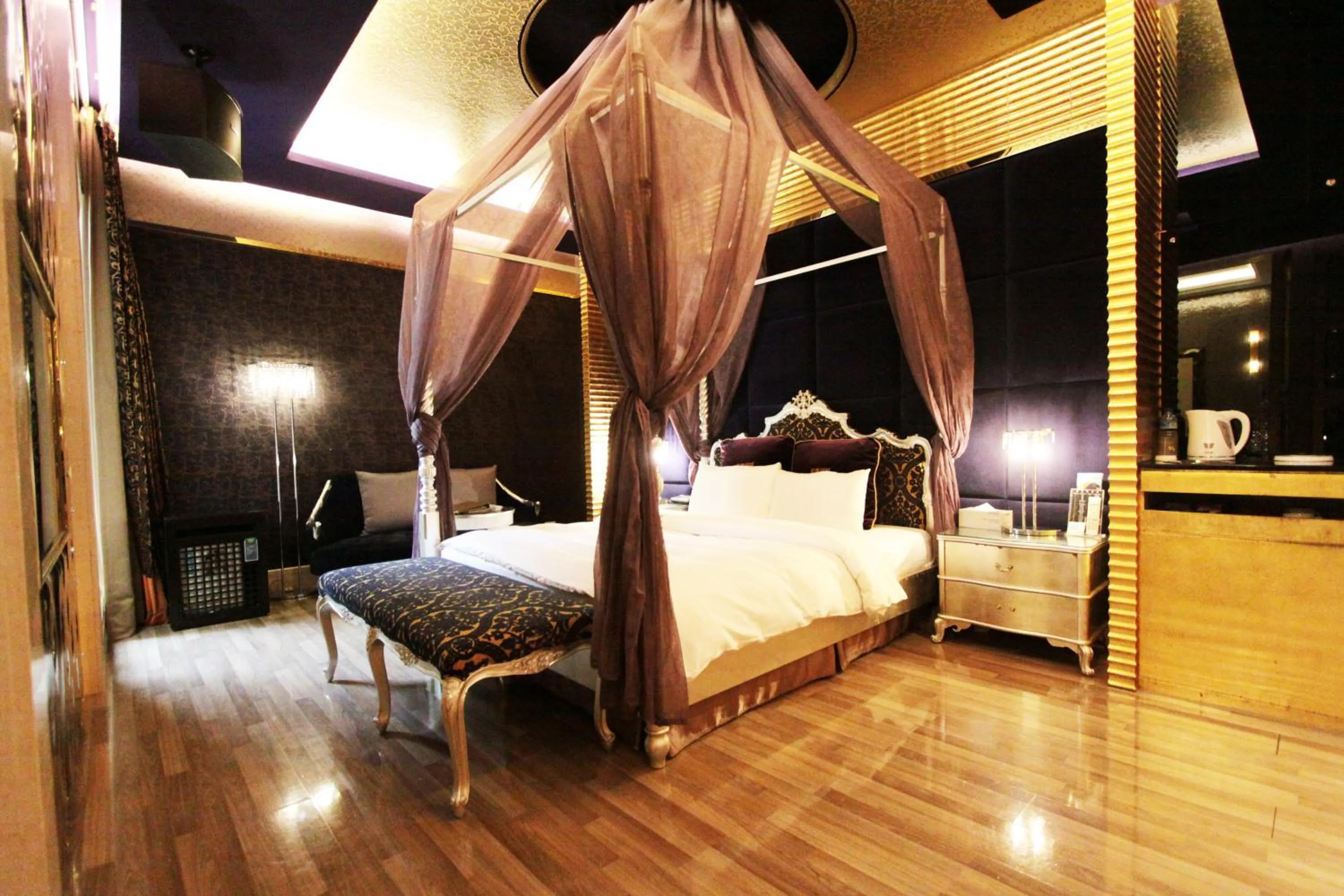 Bed in The Yorker Deluxe Motel