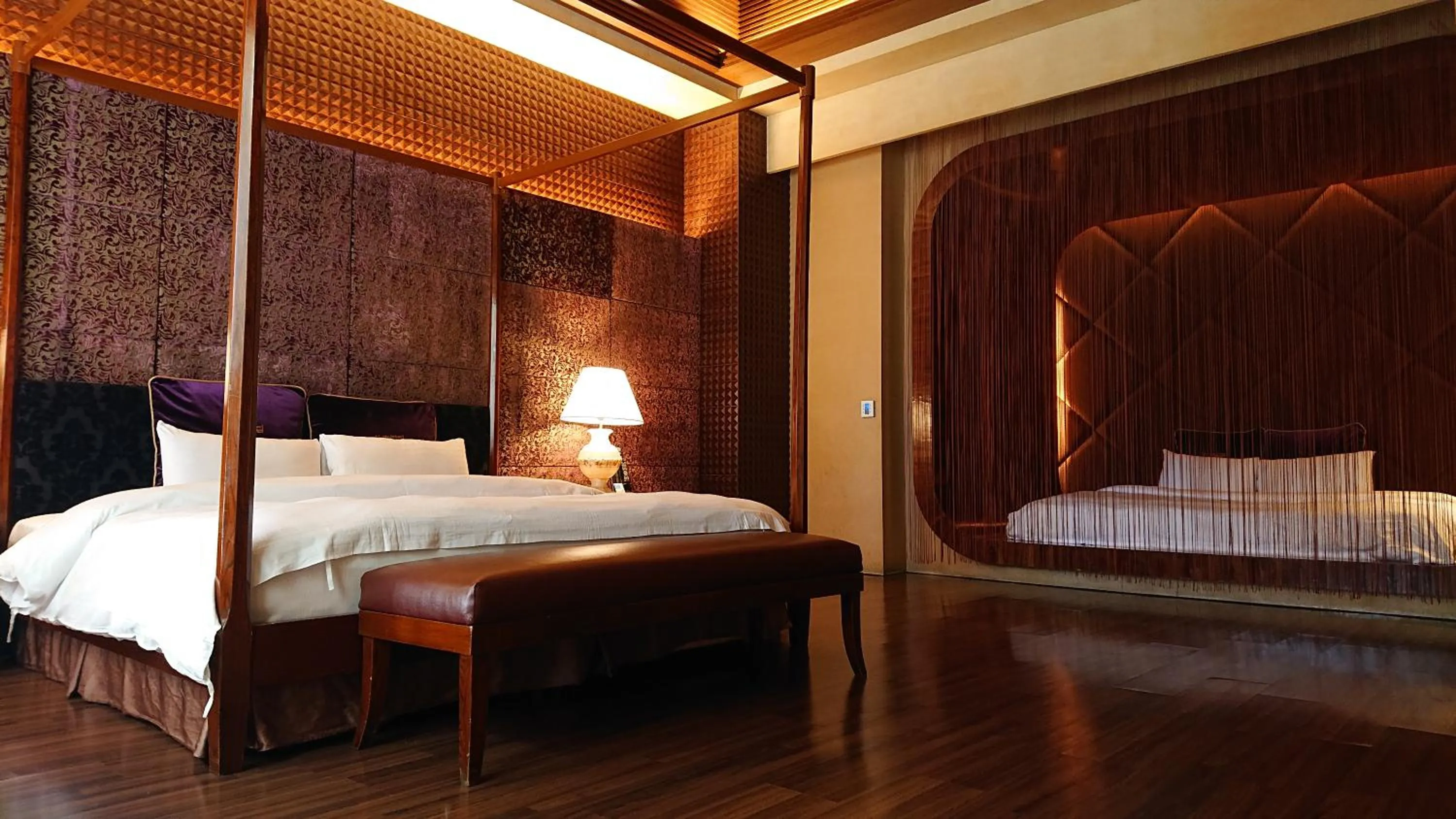 Bed in The Yorker Deluxe Motel