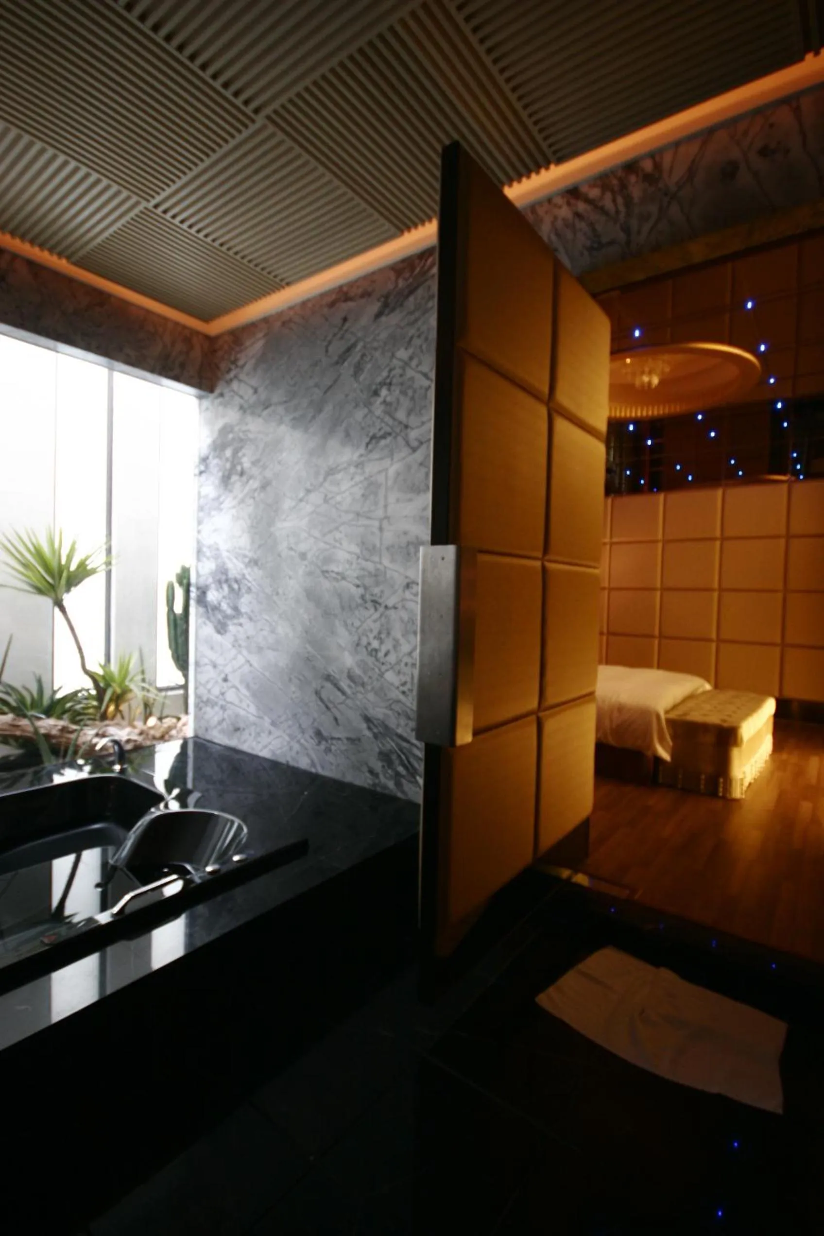 Bed in The Yorker Deluxe Motel