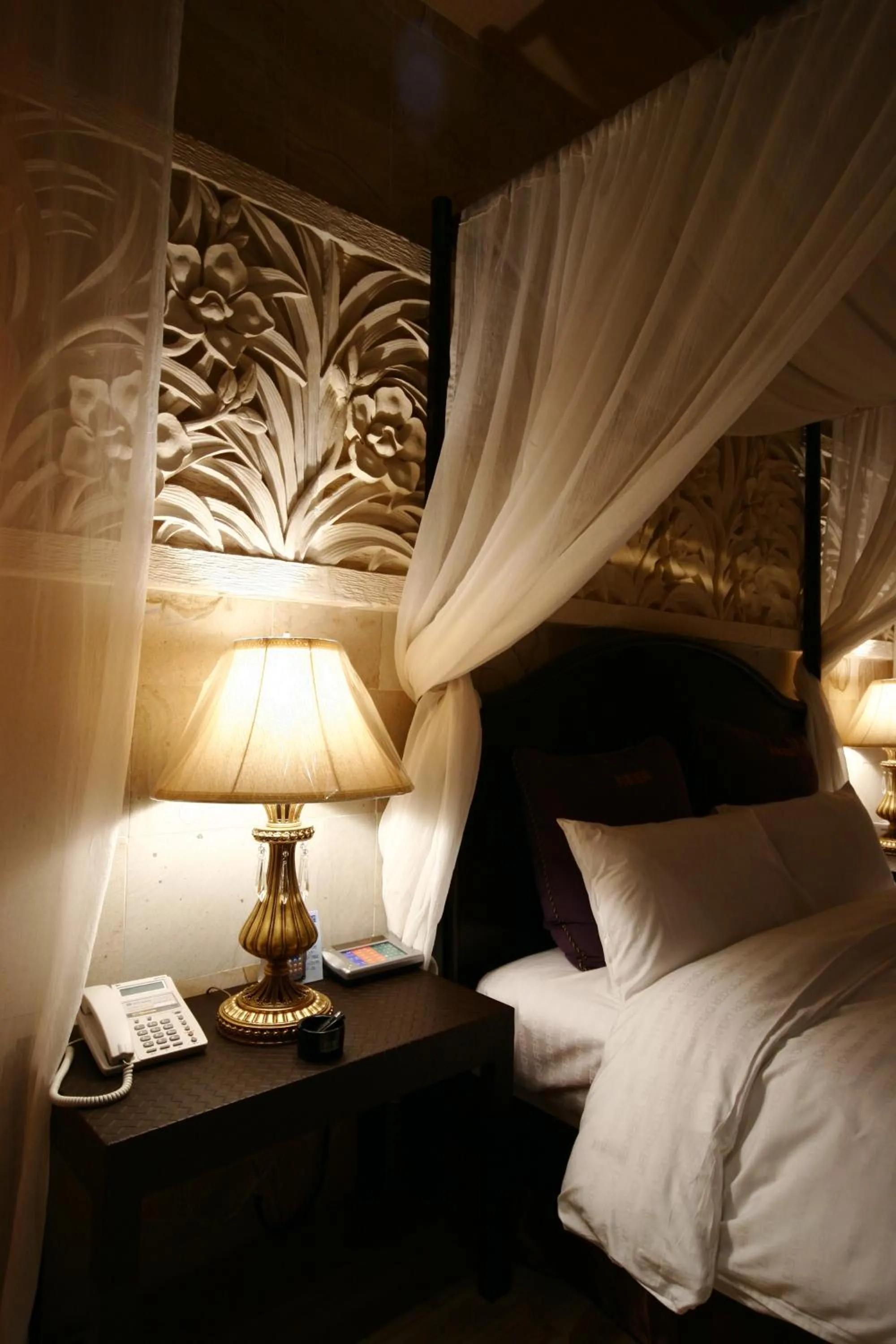 Bed in The Yorker Deluxe Motel