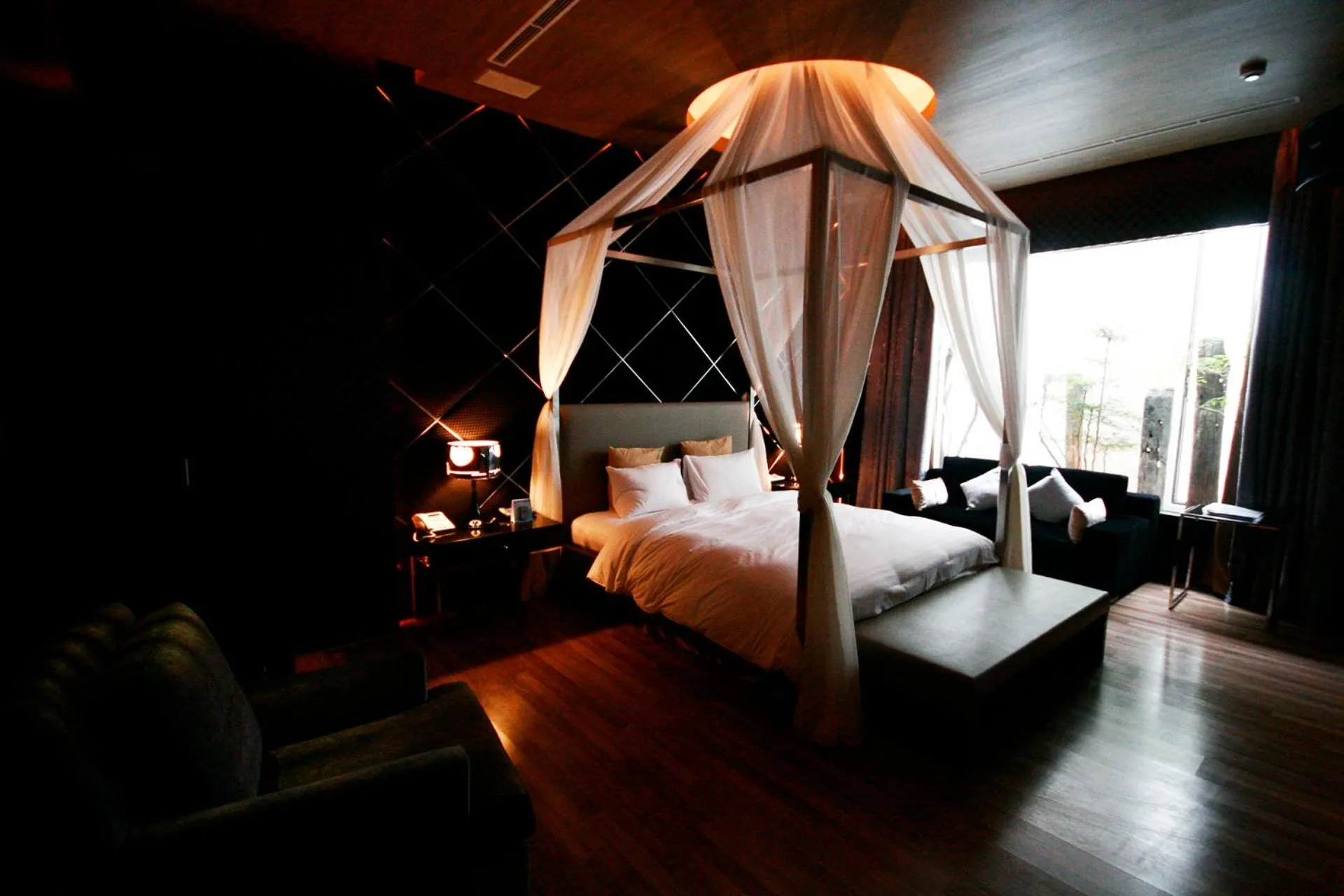 Bed in The Yorker Deluxe Motel