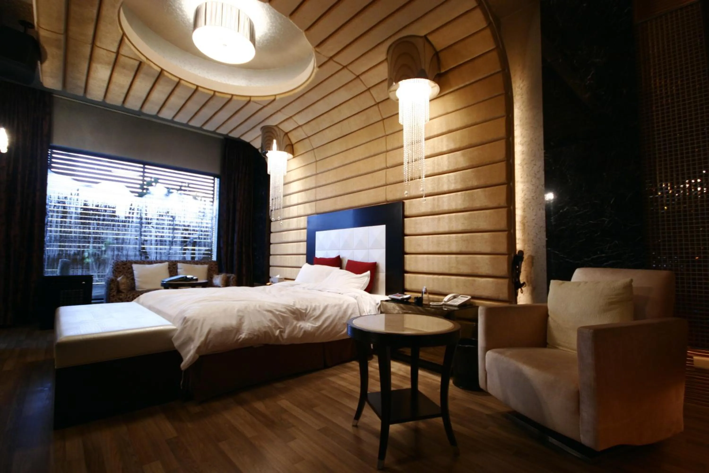 Bed in The Yorker Deluxe Motel