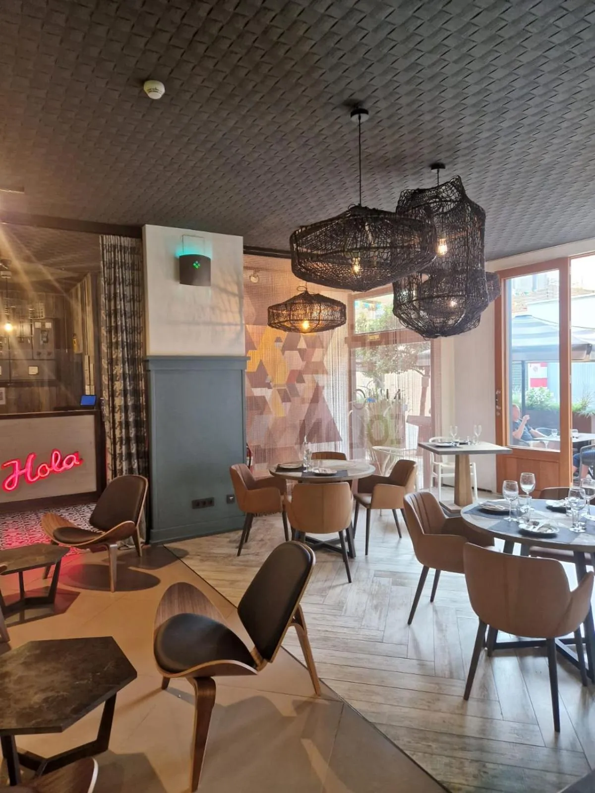 Restaurant/places to eat in New Hotel Colon