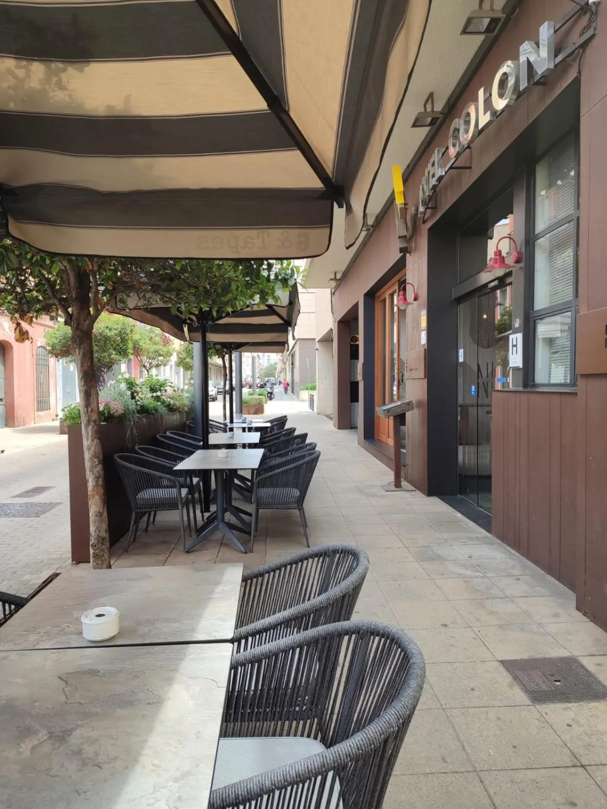 Restaurant/places to eat in New Hotel Colon