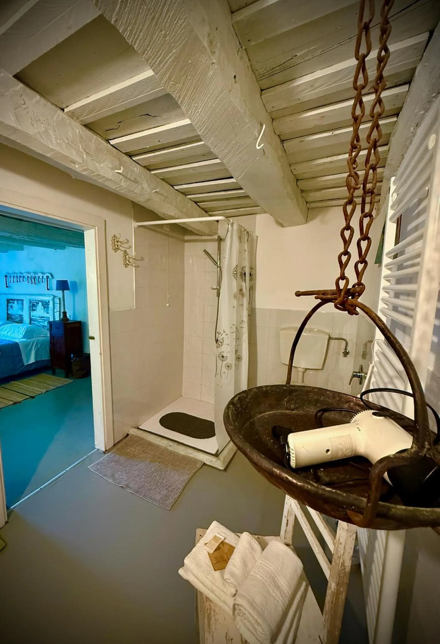 Bathroom in Viandanti, Artisti e Sognatori