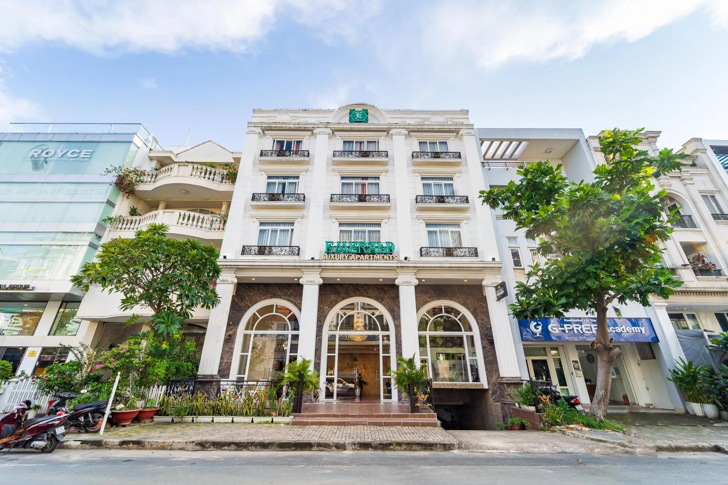 Facade/entrance in Collection O Emerald Luxury Apartment - Near SECC