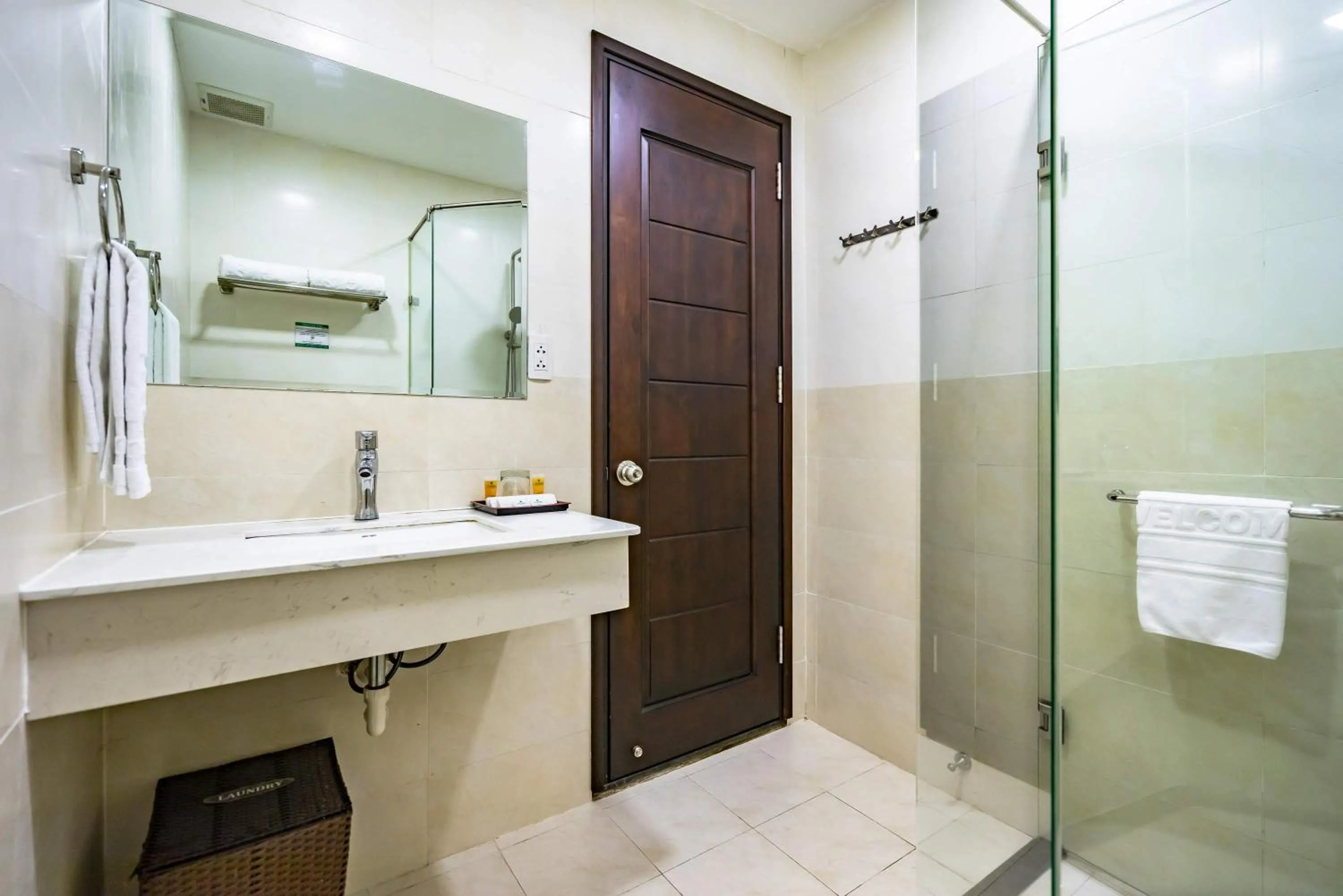 Bathroom in Collection O Emerald Luxury Apartment - Near SECC