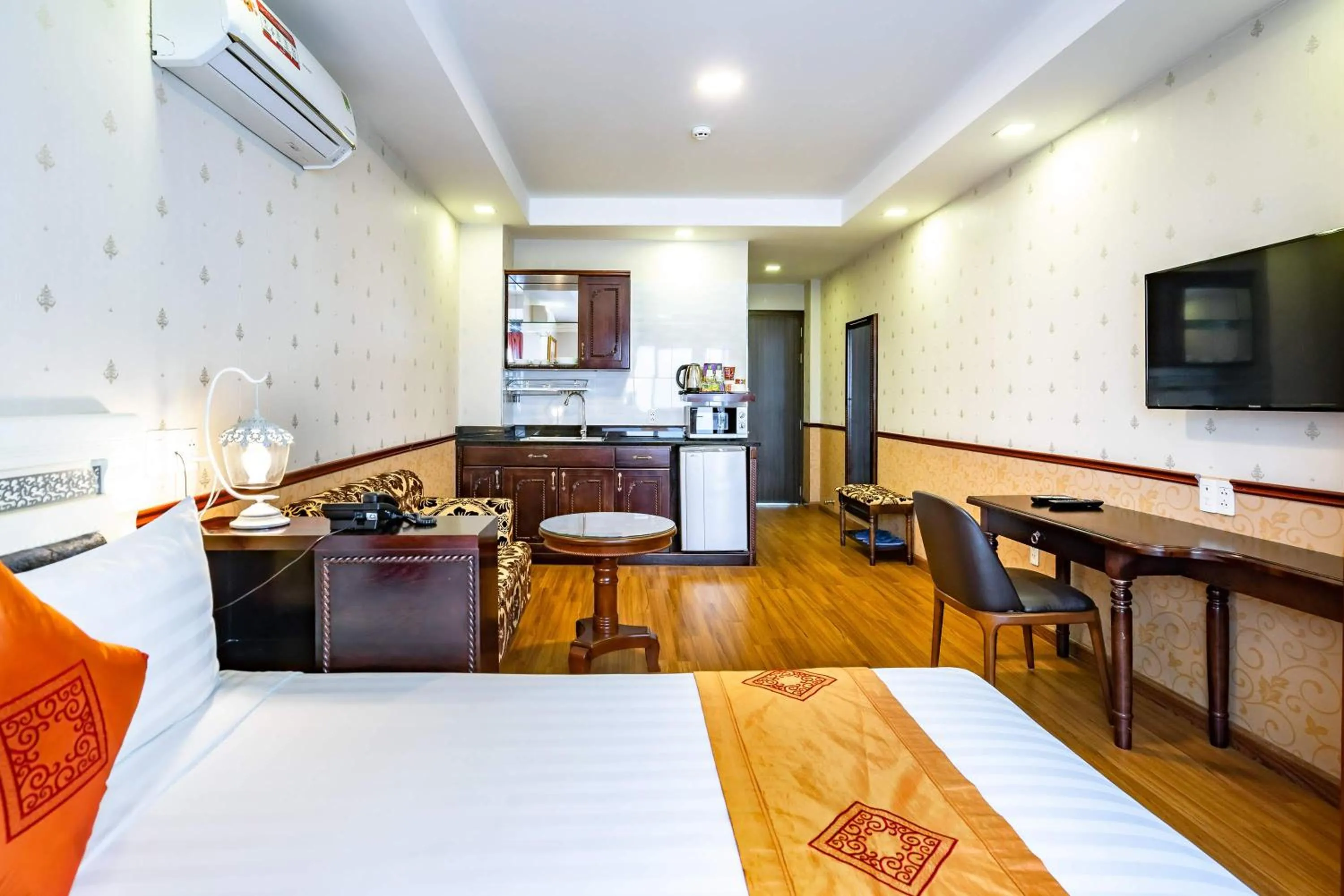 Bedroom, Bed in Collection O Emerald Luxury Apartment - Near SECC