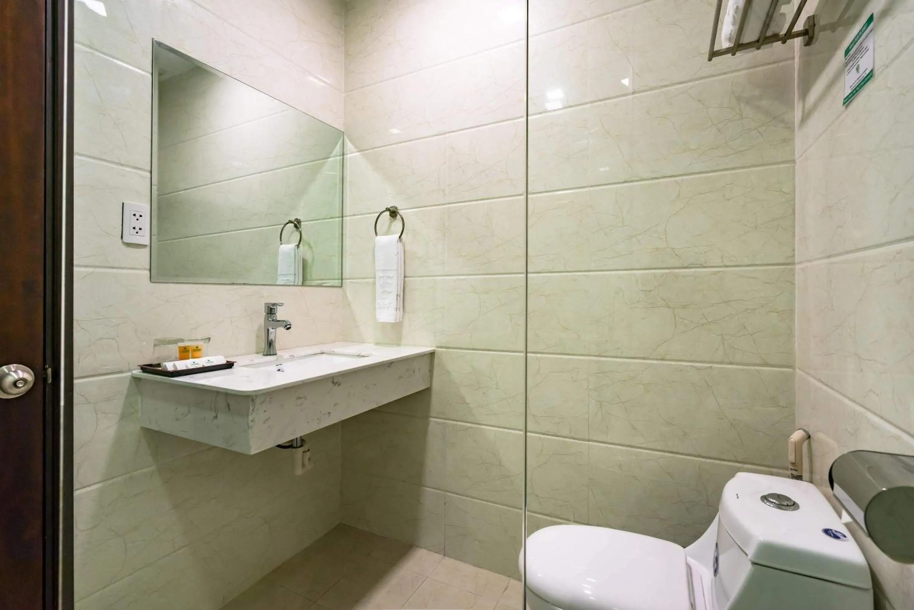 Bathroom in Collection O Emerald Luxury Apartment - Near SECC
