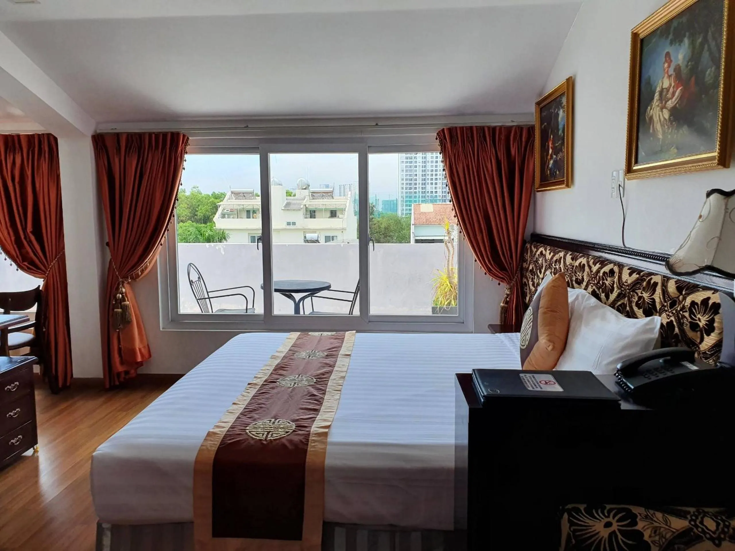 Bedroom, Bed in Collection O Emerald Luxury Apartment - Near SECC