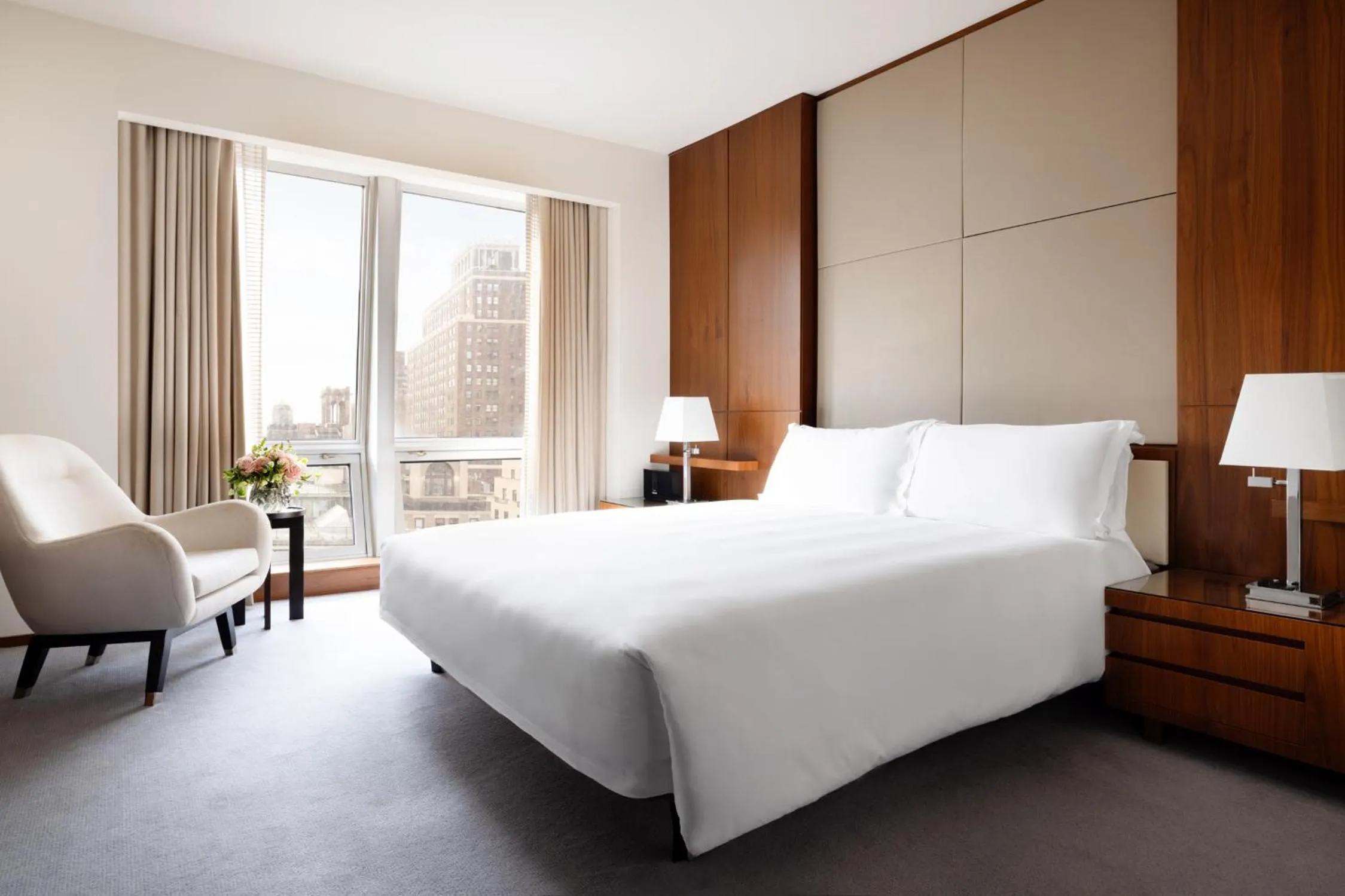 Photo of the whole room, Bed in The Langham, New York, Fifth Avenue