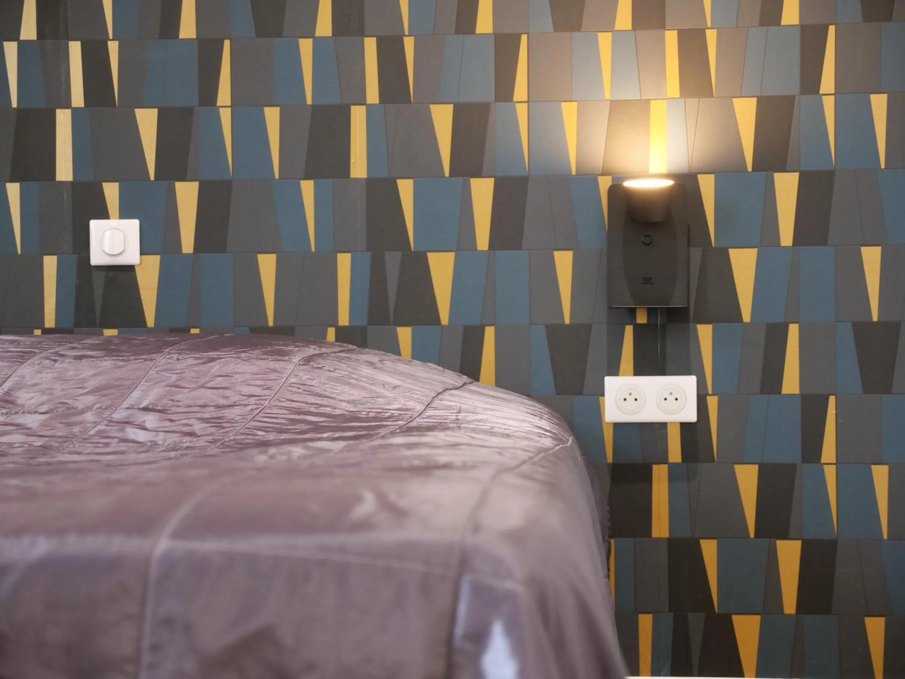 Bed in Logis Hotel de la Gare