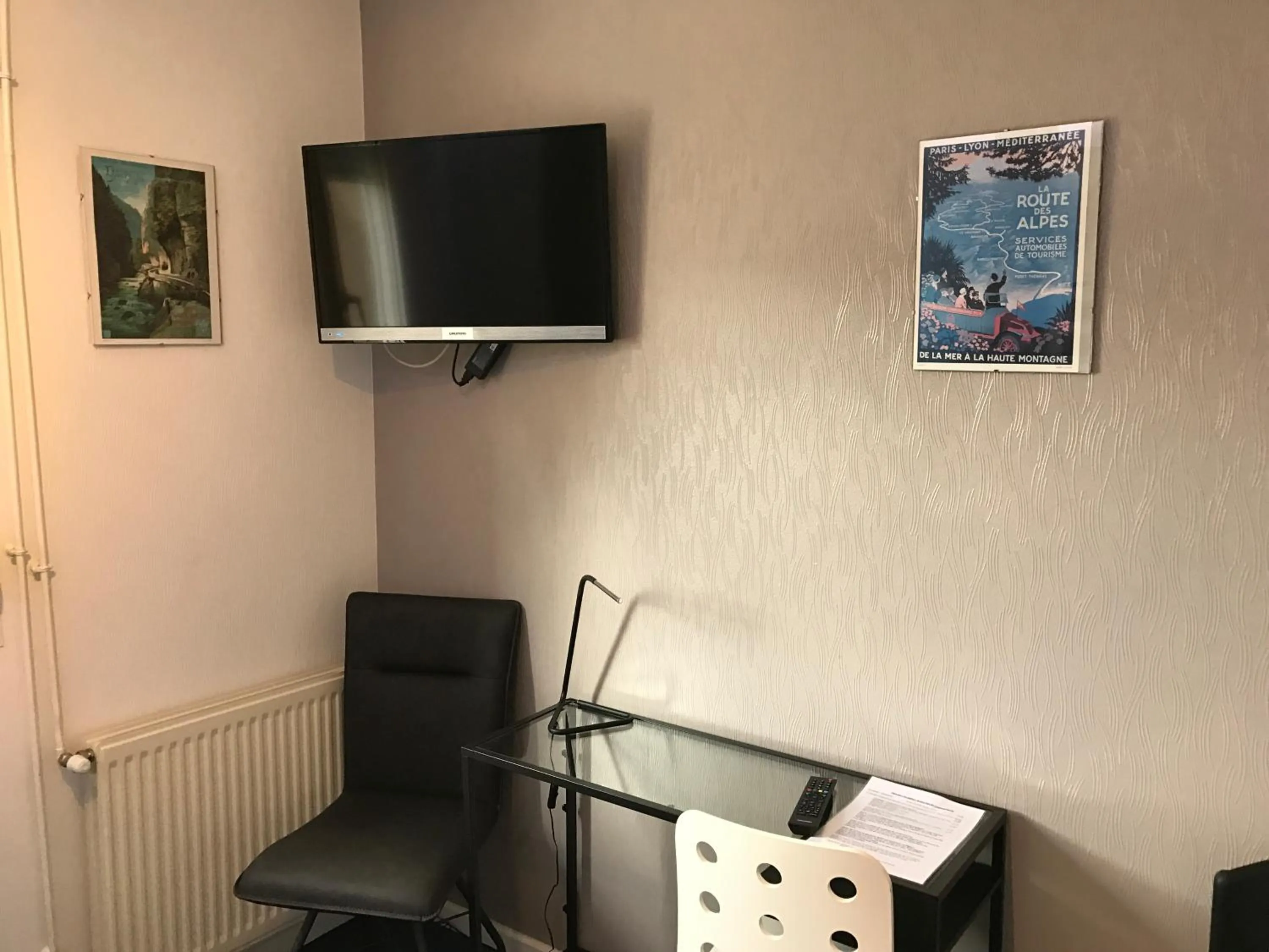 TV and multimedia in Logis Hotel de la Gare