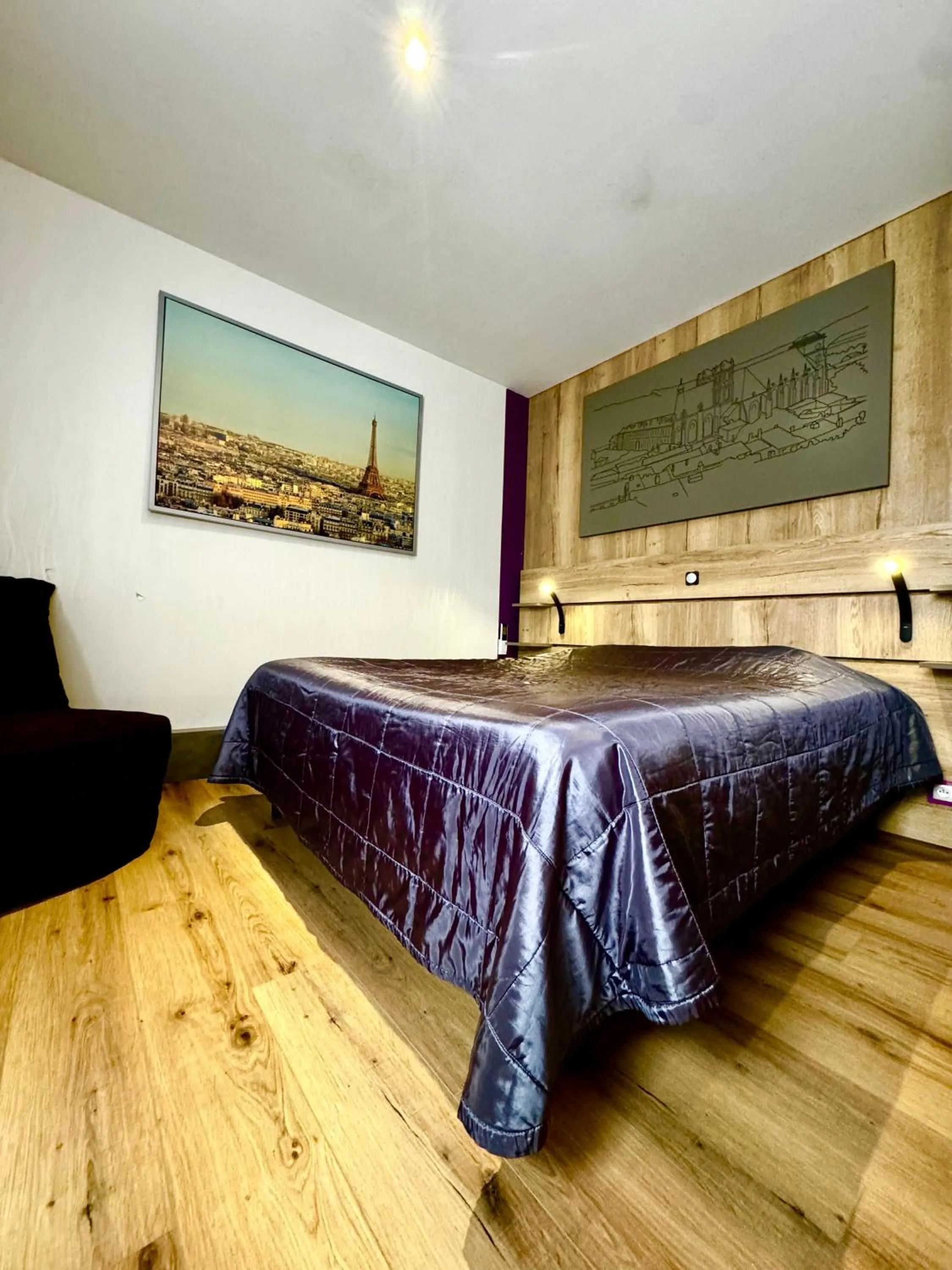 Property building, Bed in Logis Hotel de la Gare
