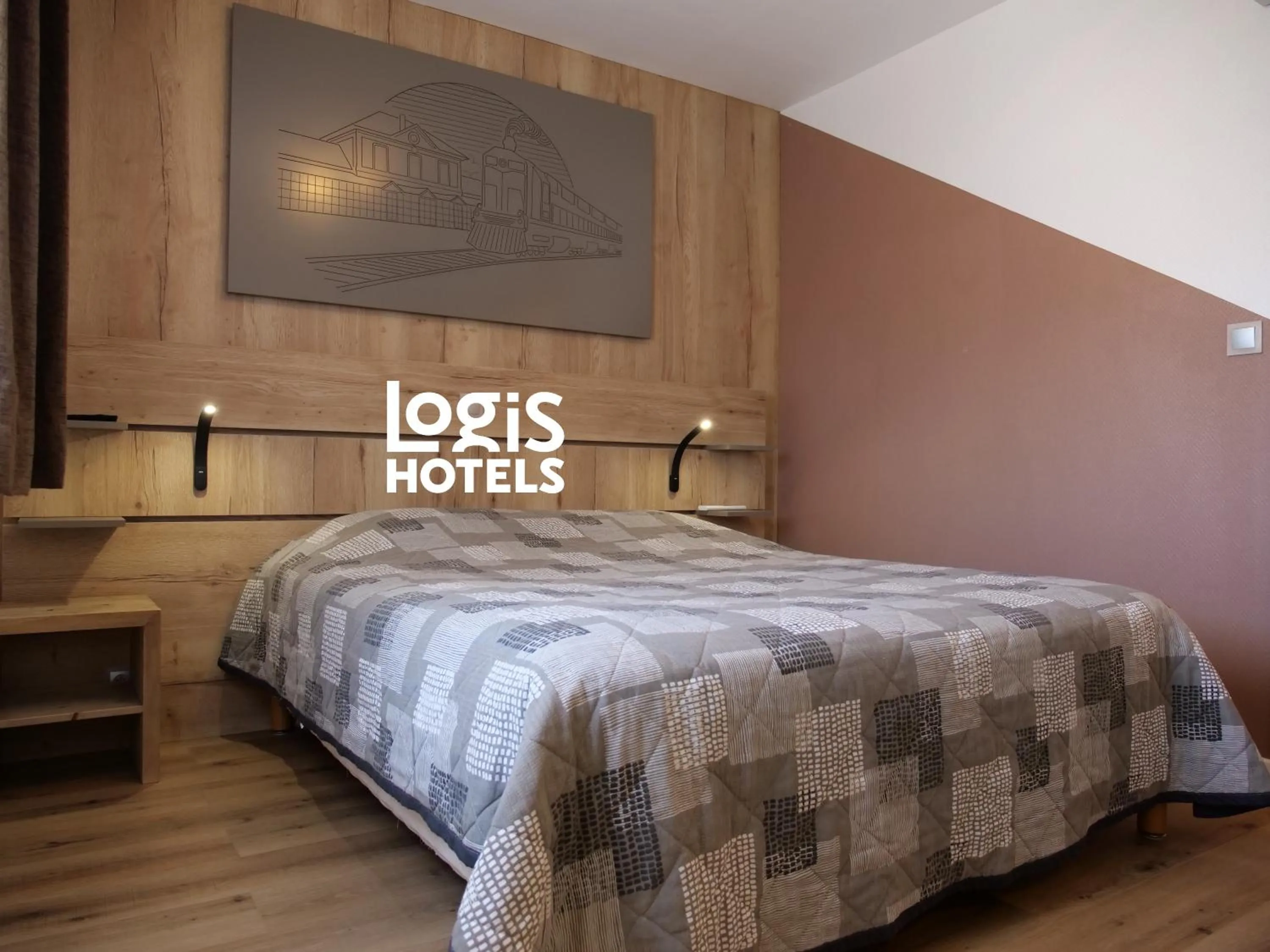 Bed in Logis Hotel de la Gare