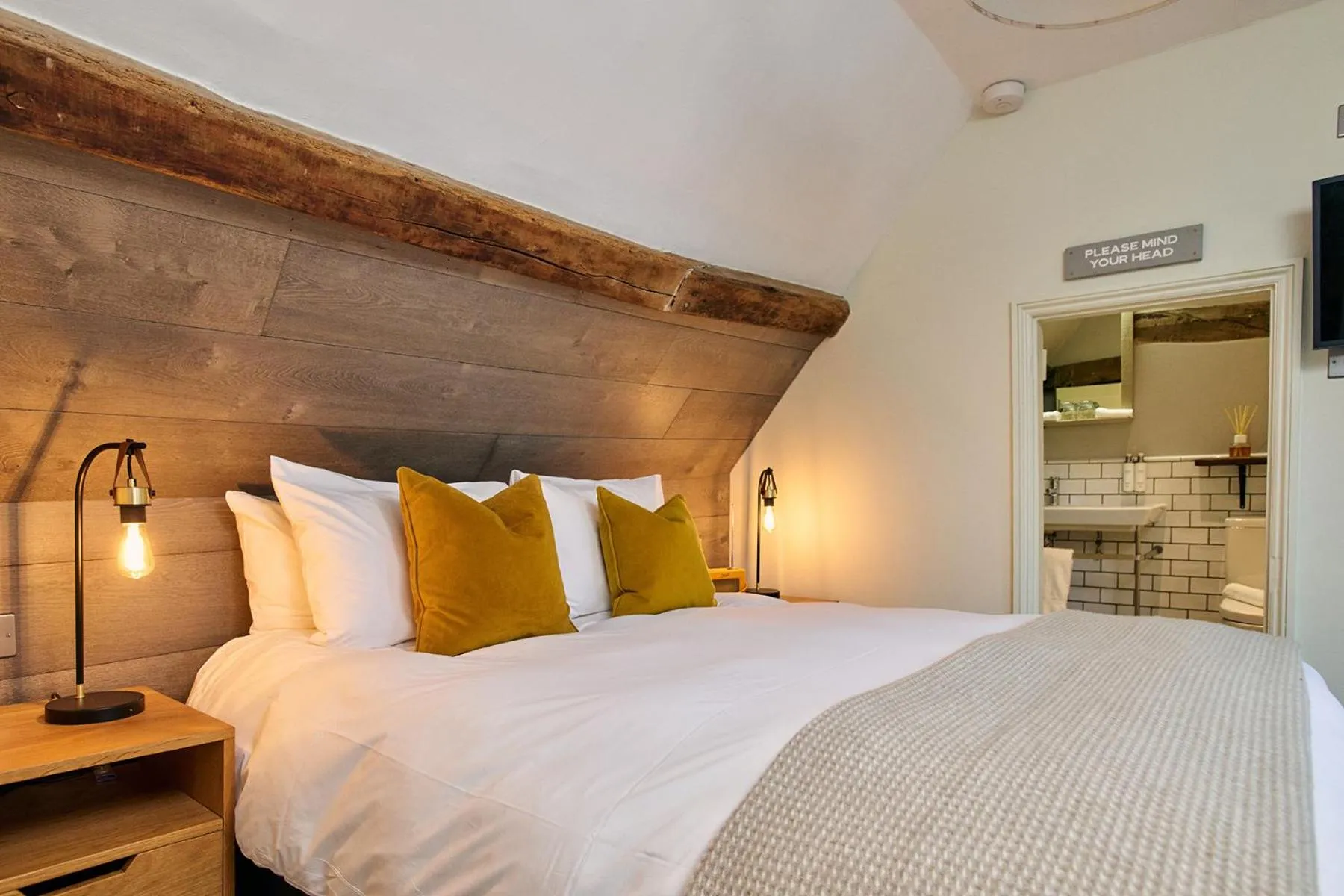 Bedroom, Bed in The Red Lion