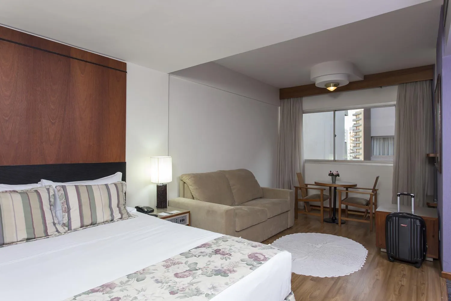 Photo of the whole room, Bed in Black Stream Hotel