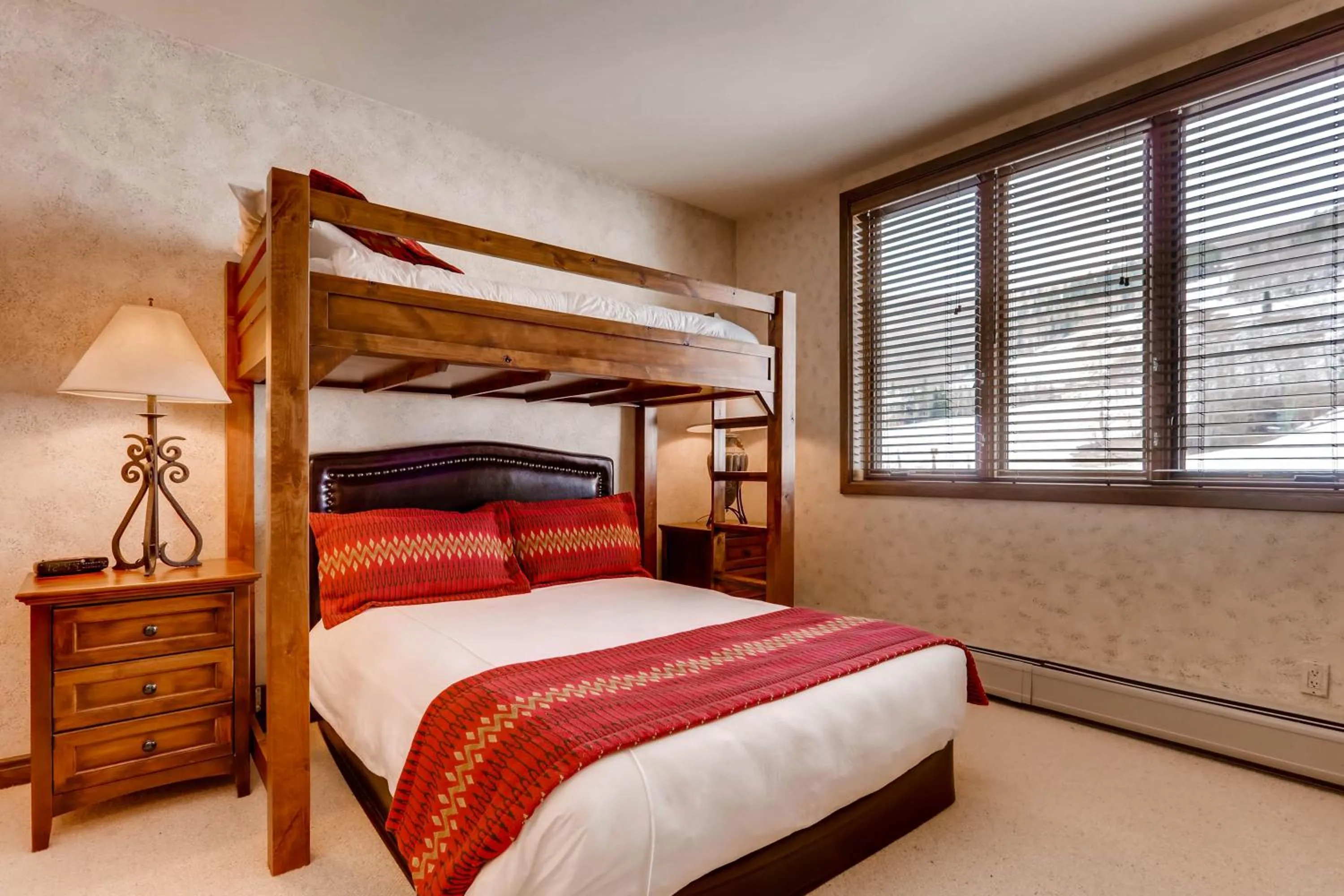 Bed in Highlands Lodge #107