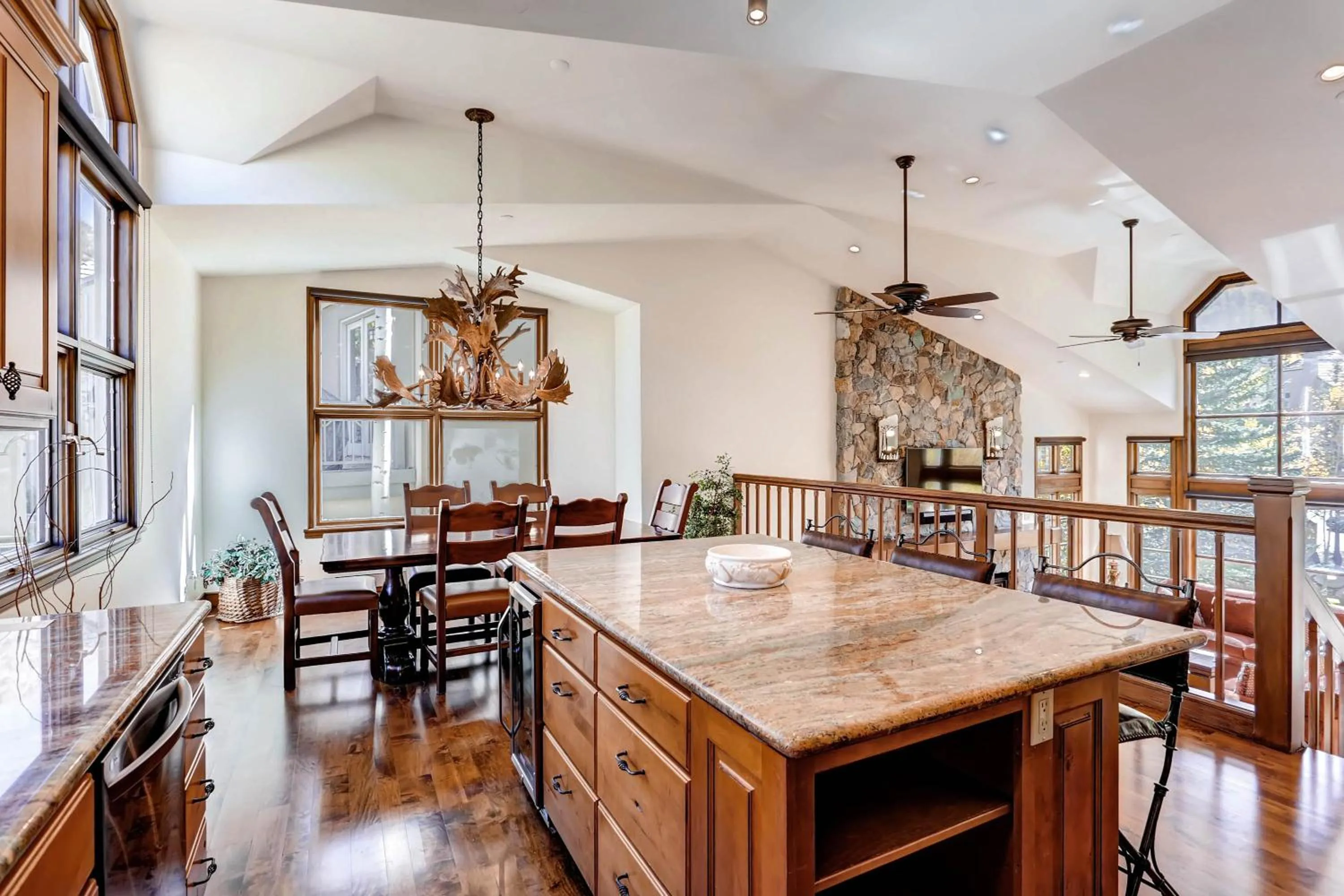 Restaurant/Places to Eat in Highlands Lodge #107