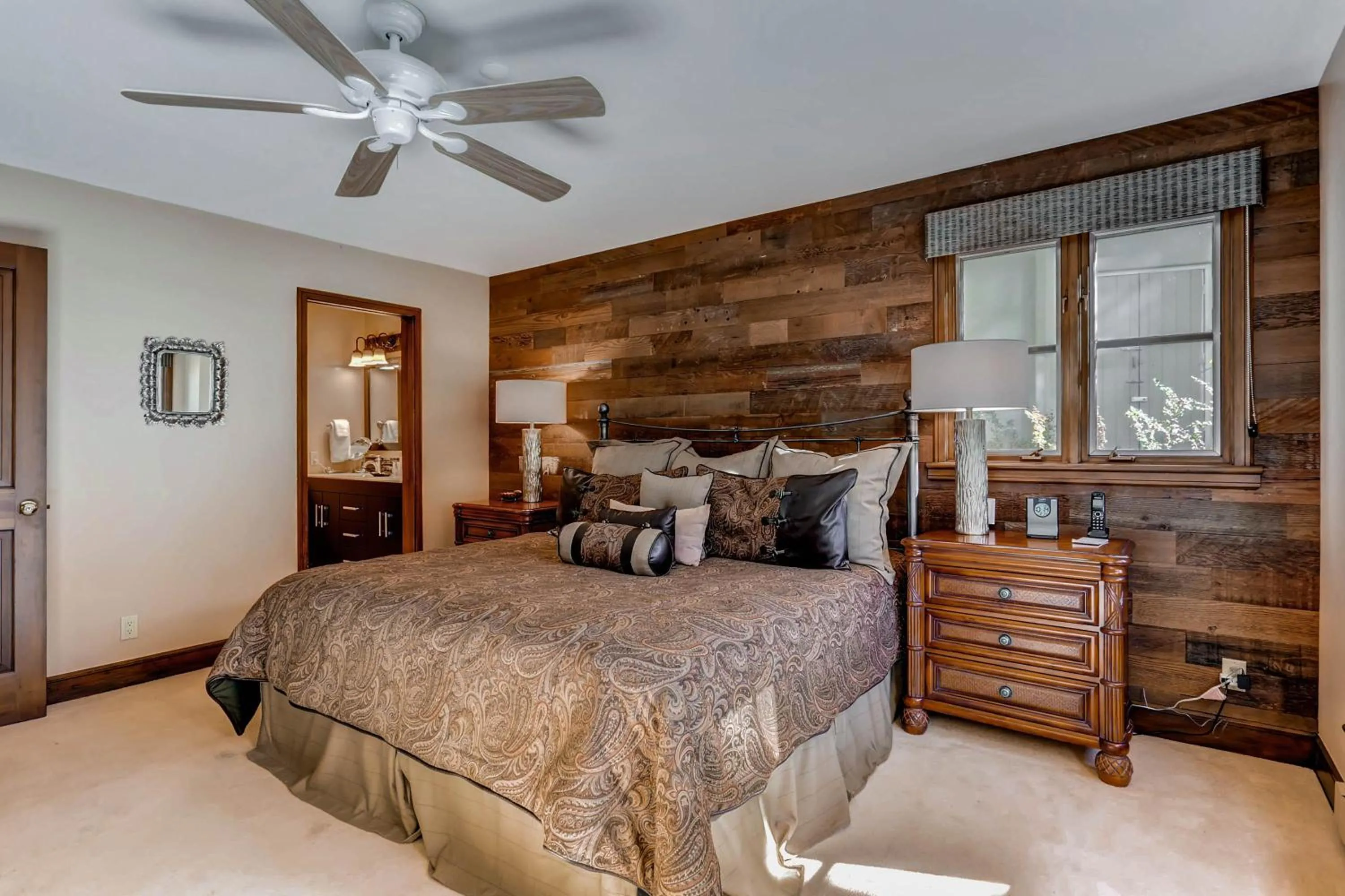 Bed in Highlands Lodge #107