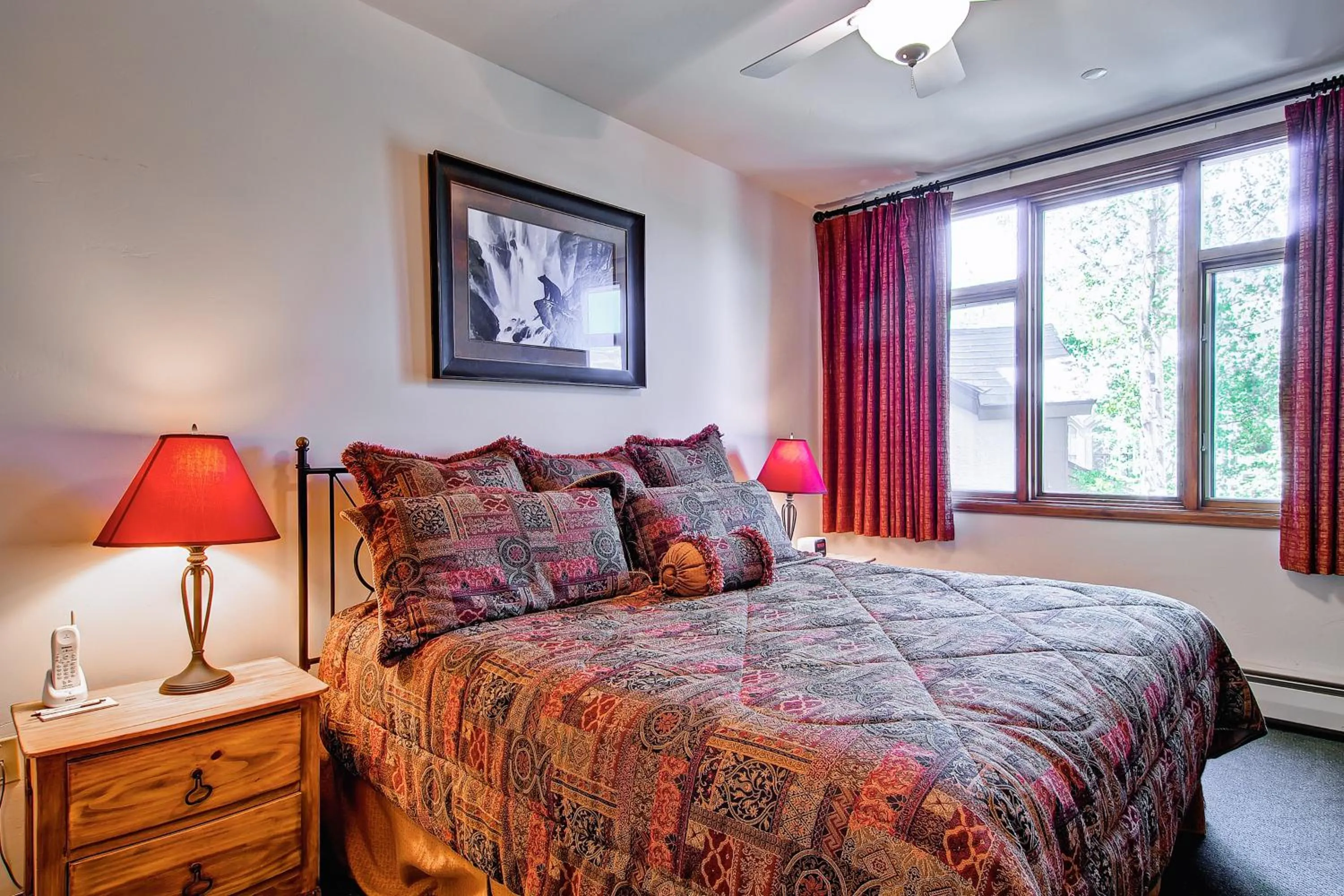 Bed in Highlands Lodge #107