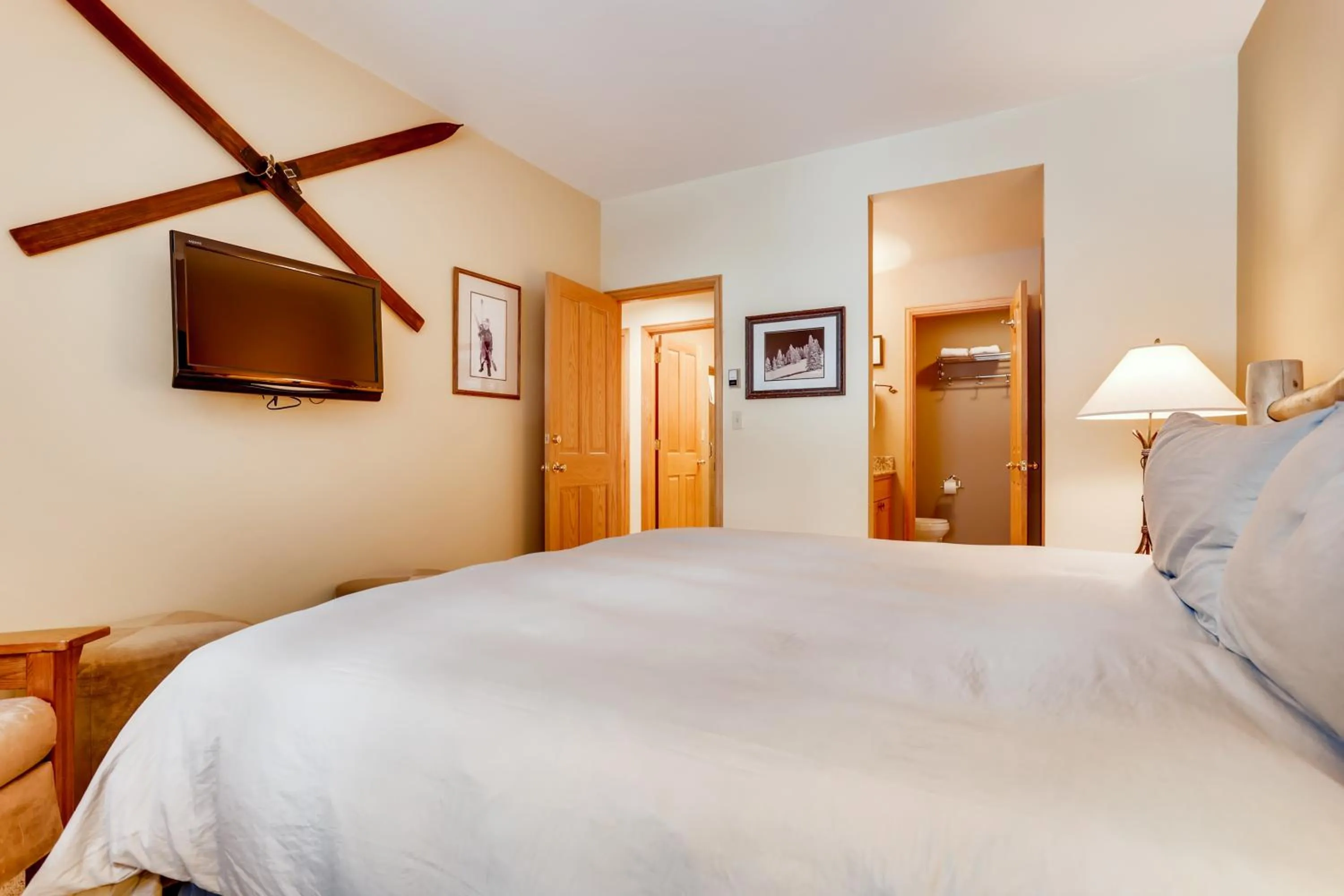 Bed in Highlands Lodge #107