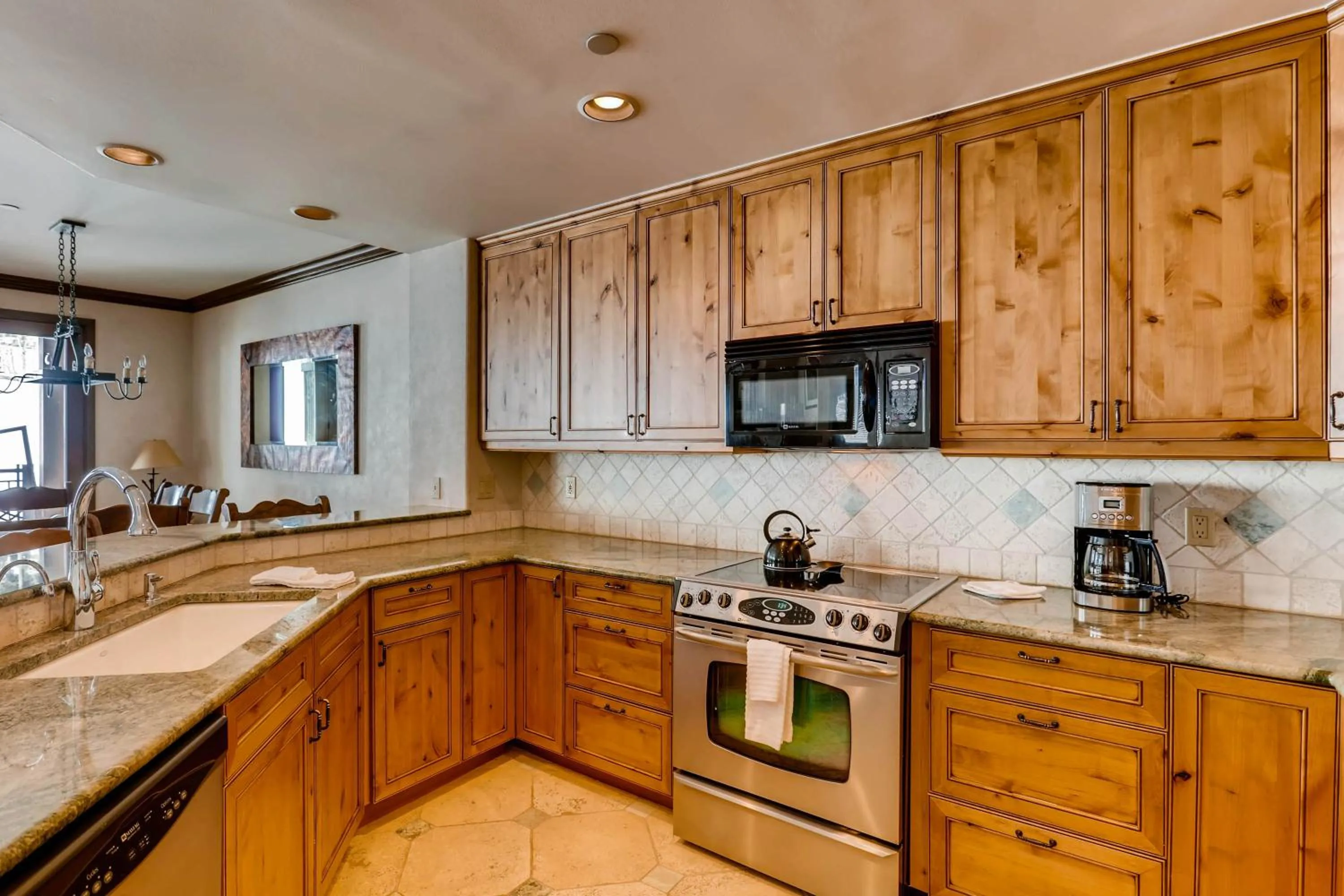 Kitchen/Kitchenette in Highlands Lodge #107