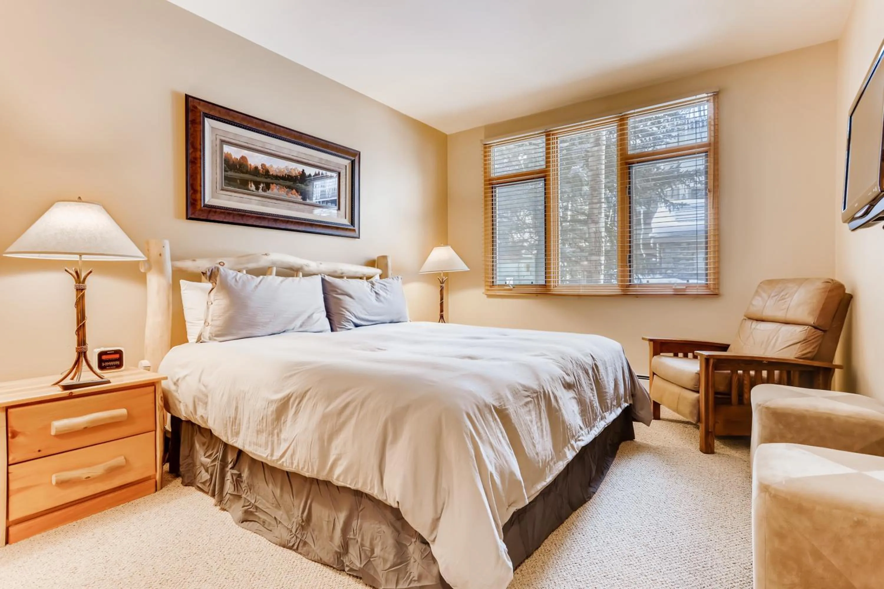 Bed in Highlands Lodge #107