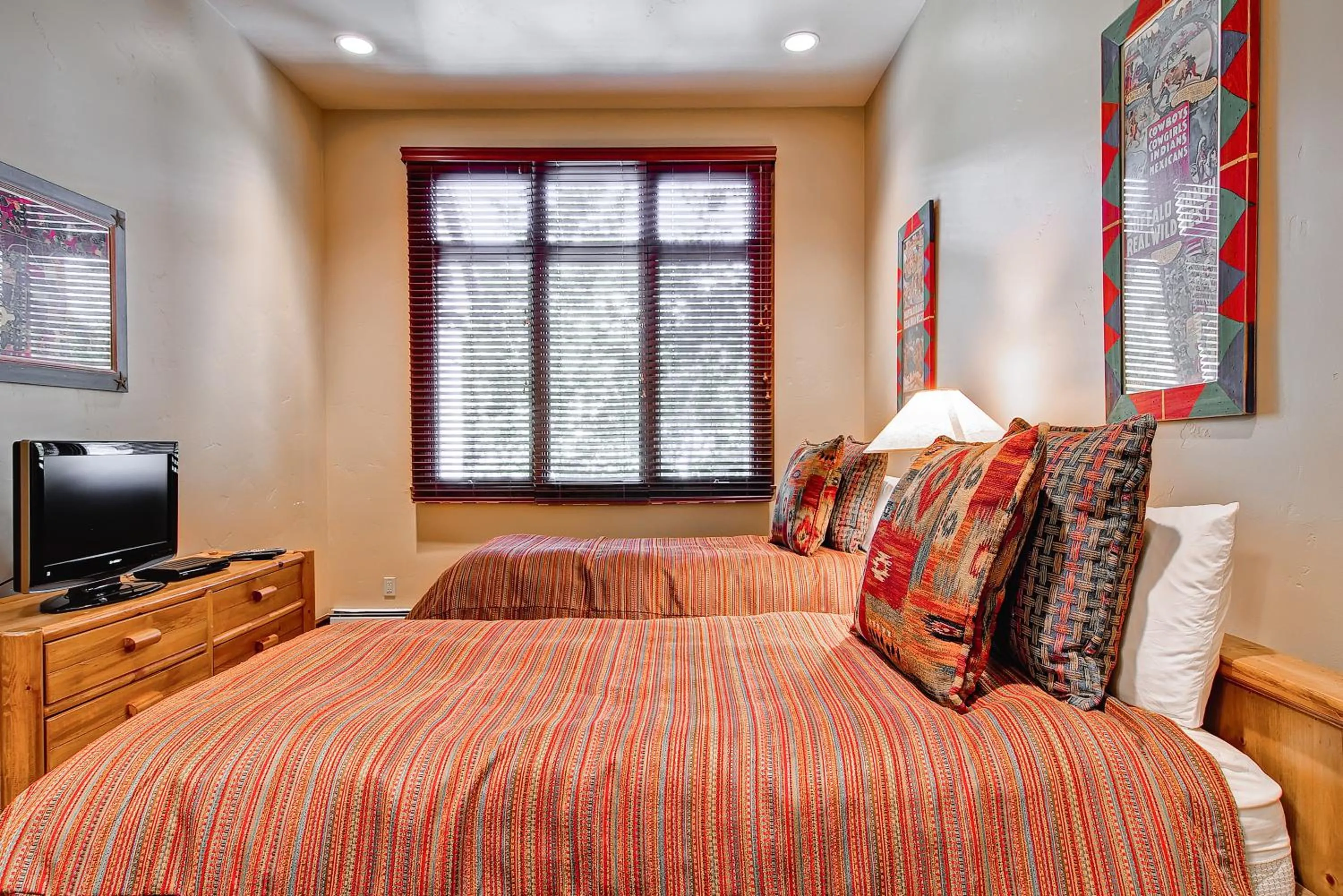 Bed in Highlands Lodge #107