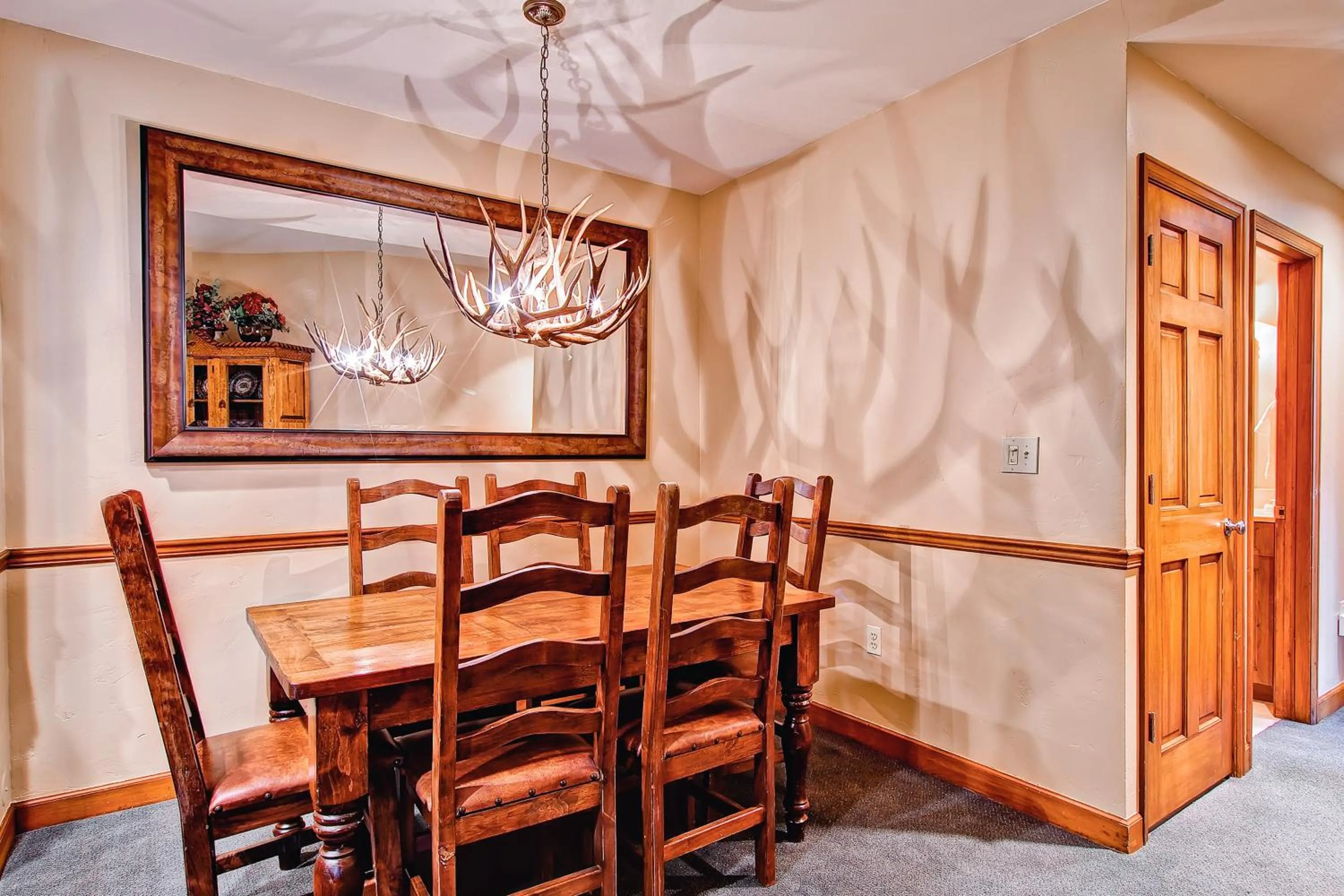 Dining Area in Highlands Lodge #107