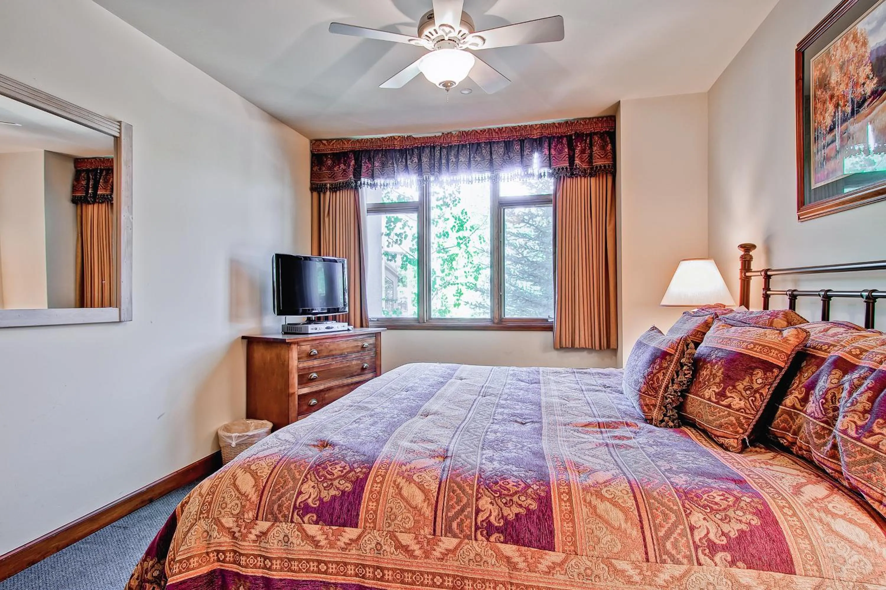 Bed in Highlands Lodge #107