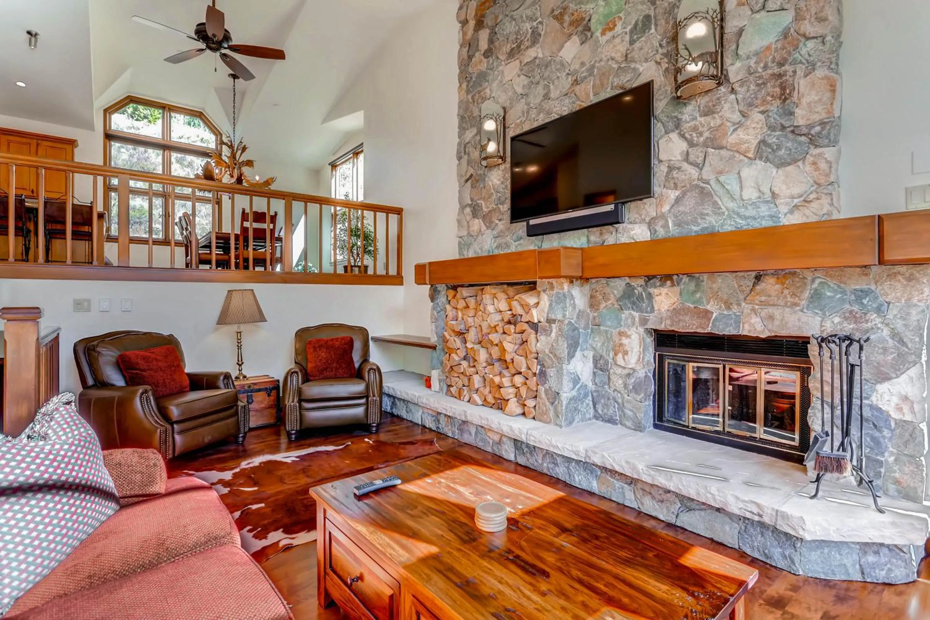 Seating Area in Highlands Lodge #107