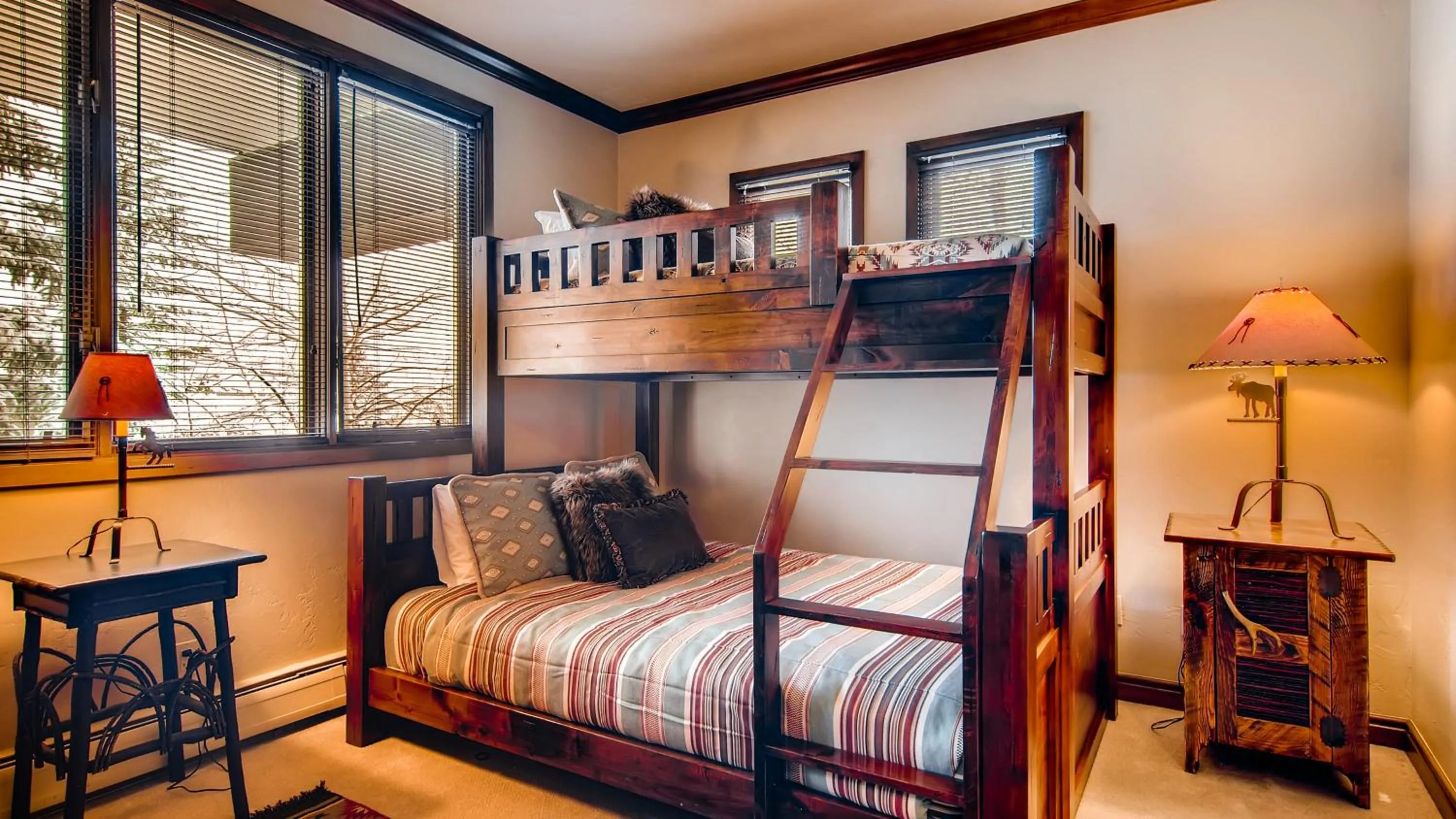 Bed in Highlands Lodge #107