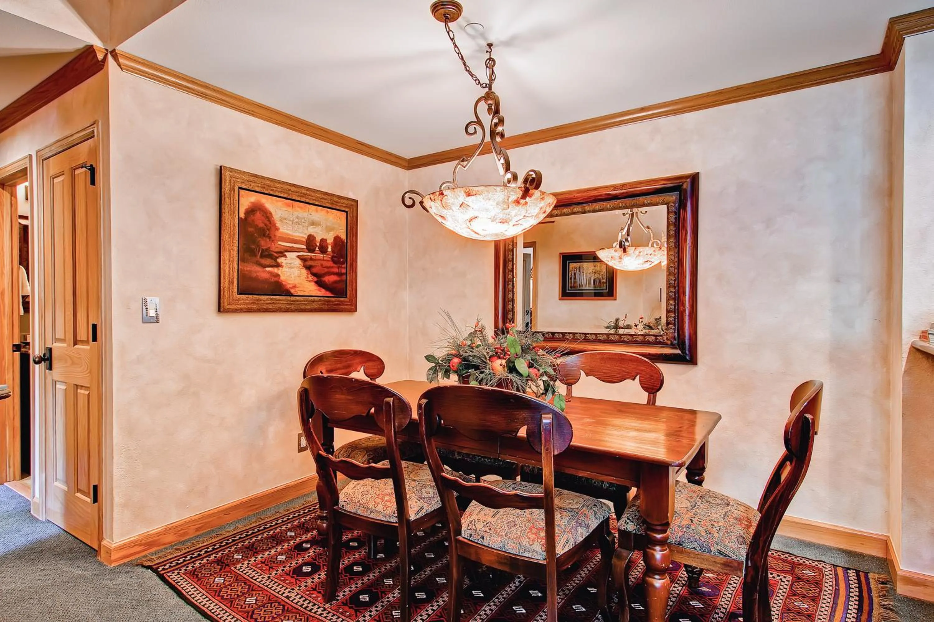 Dining Area in Highlands Lodge #107