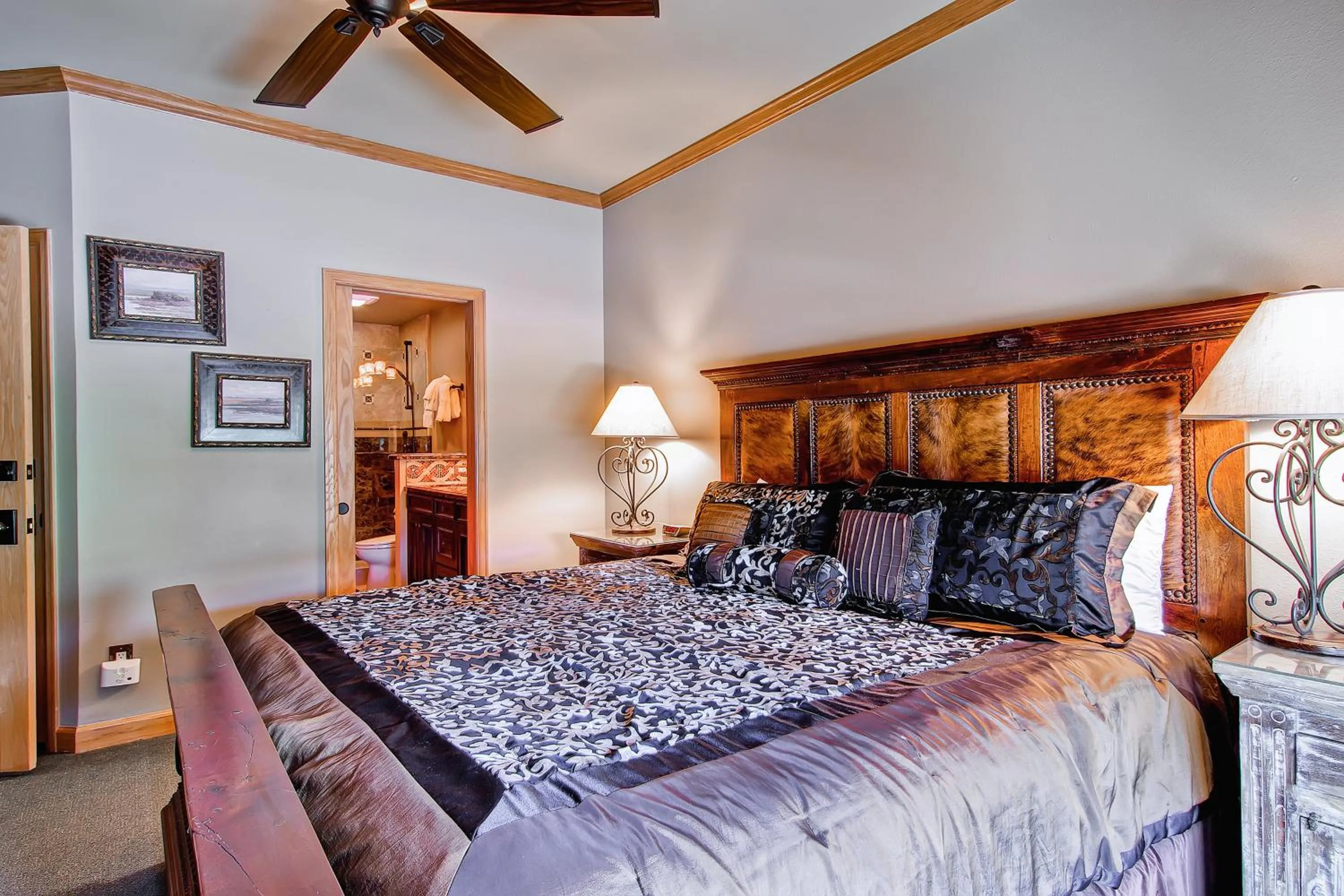 Bed in Highlands Lodge #107