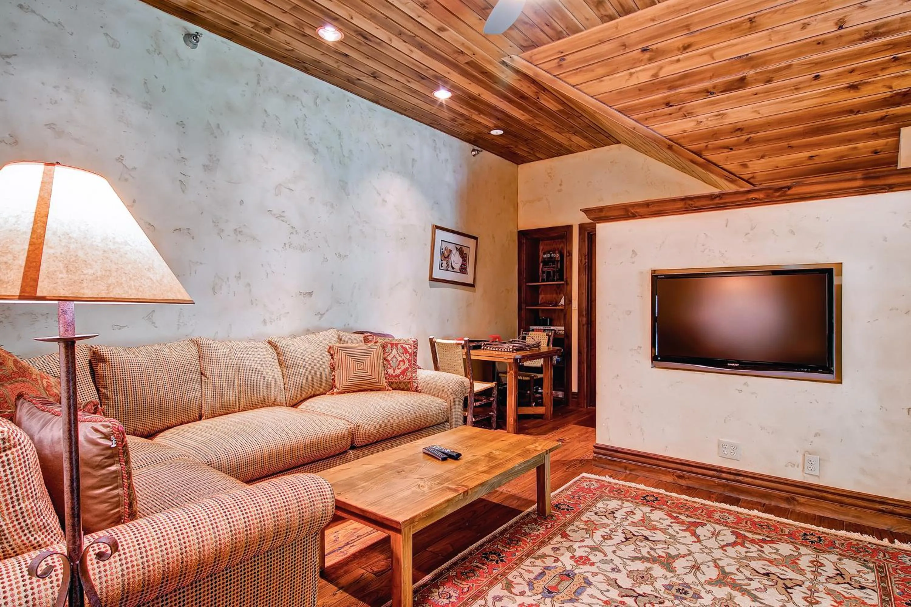 Seating Area in Highlands Lodge #107