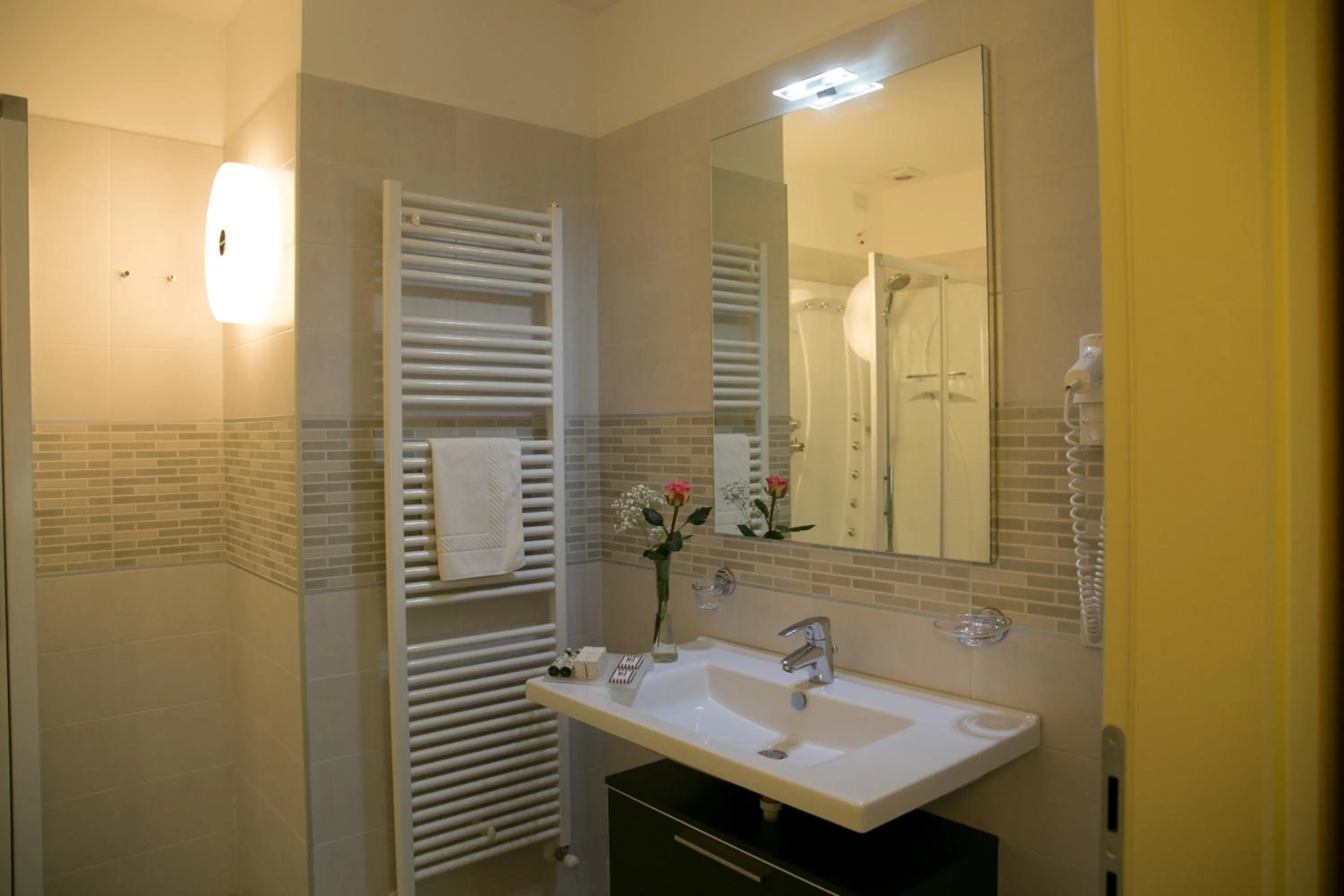 Shower in Hotel Calinferno