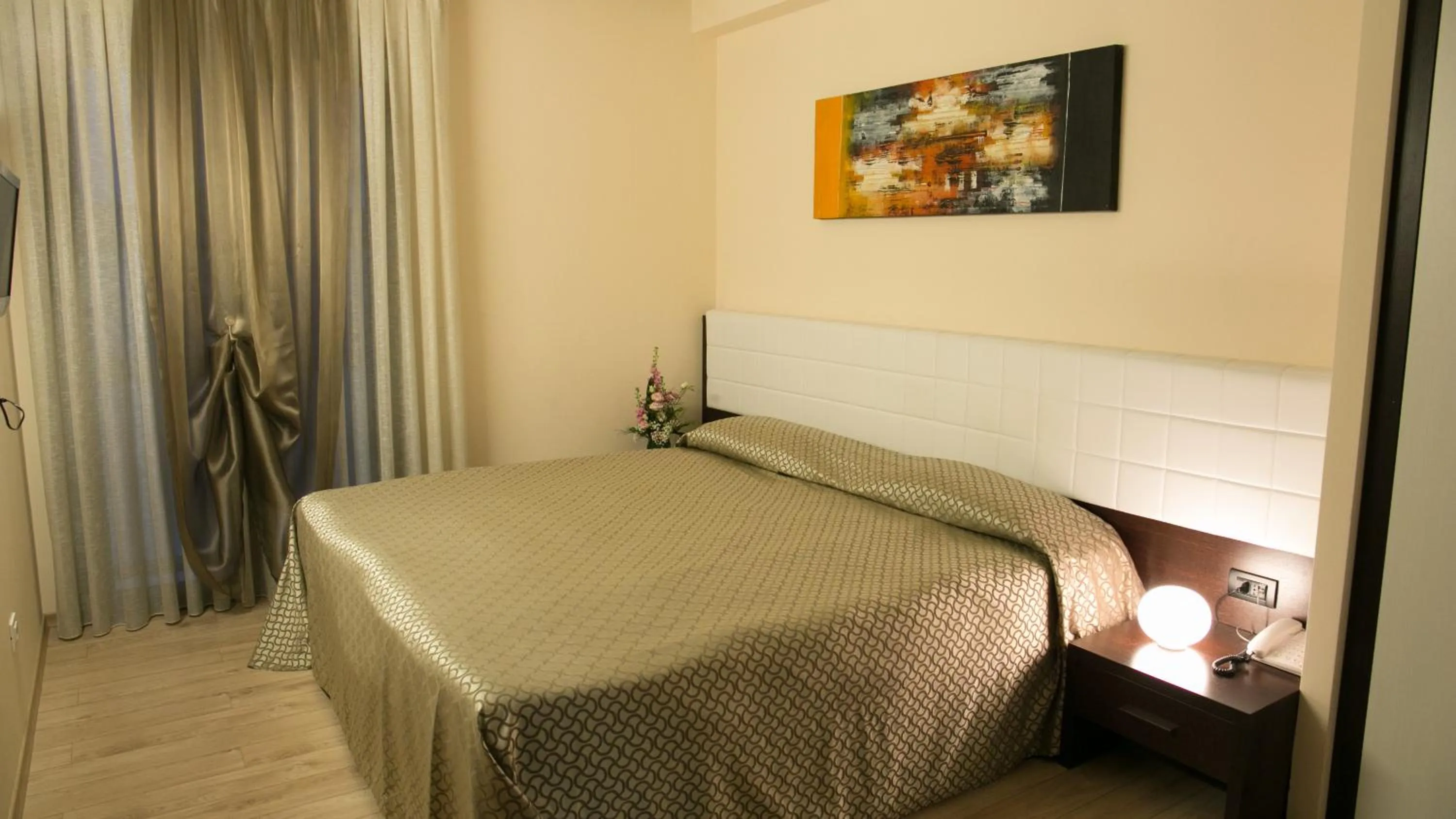 Photo of the whole room, Bed in Hotel Calinferno