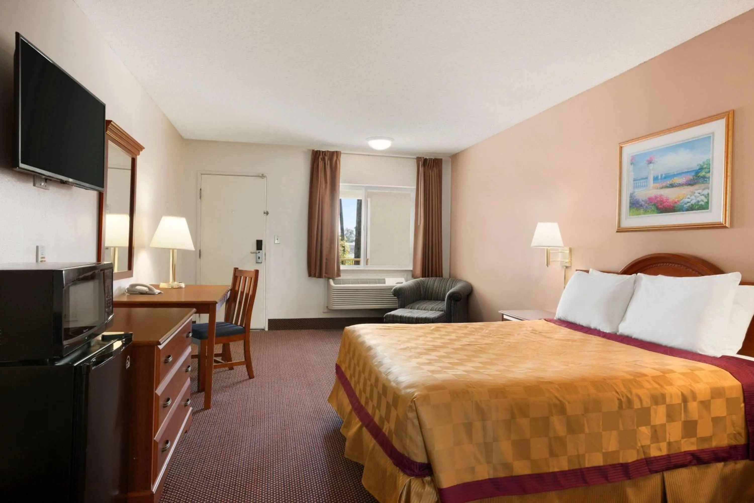 Photo of the whole room, Bed in Travelodge by Wyndham Bakersfield