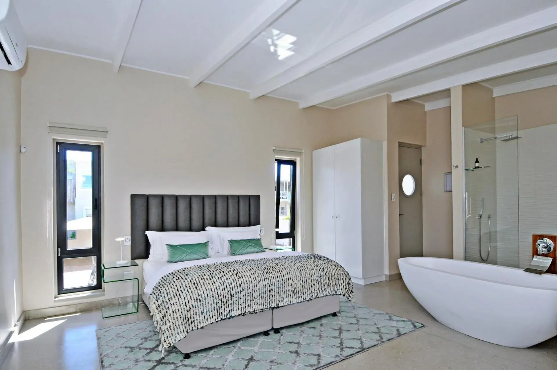 Large Double or Twin Room in 7 on Marine Large Double or Twin Room in 7 on Marine