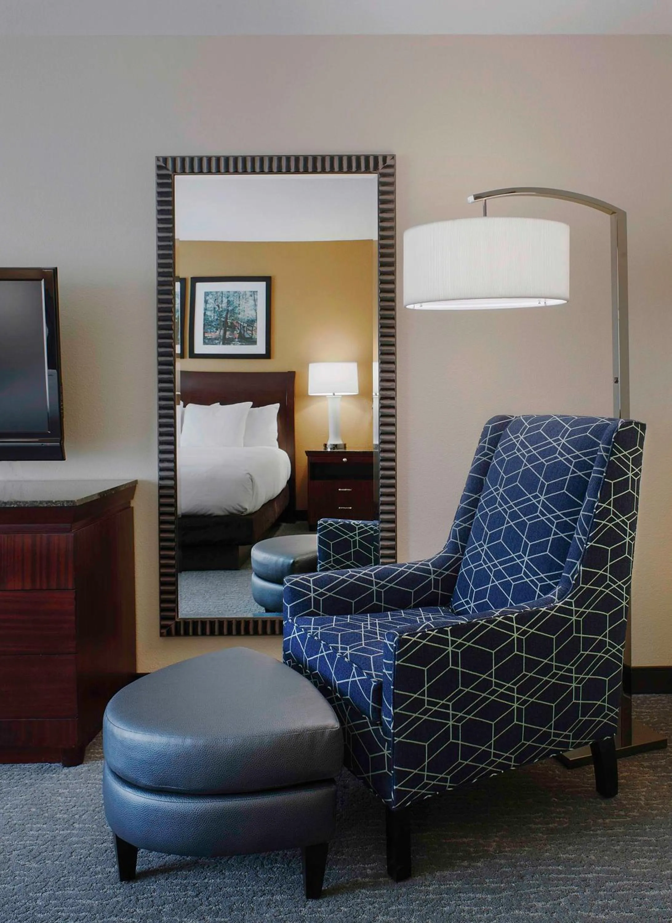 Living room in DoubleTree Suites by Hilton Bentonville