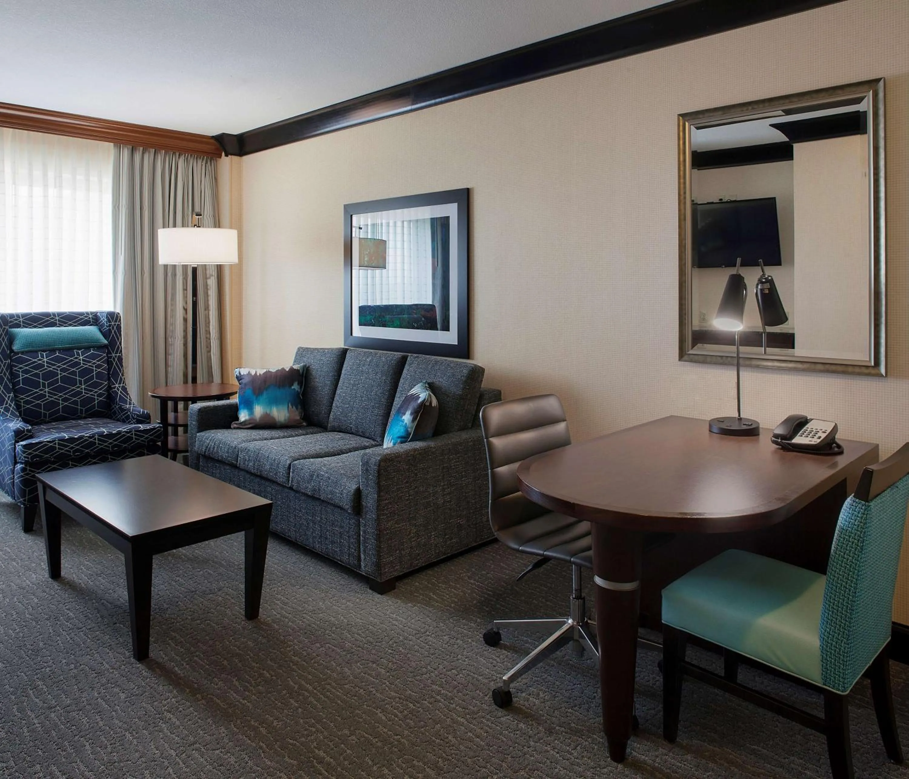 Living room in DoubleTree Suites by Hilton Bentonville